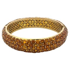 Armreif aus 18 Karat Gelbgold mit 60,00 Karat ovalem gelbem Saphir in Form eines Saphirs