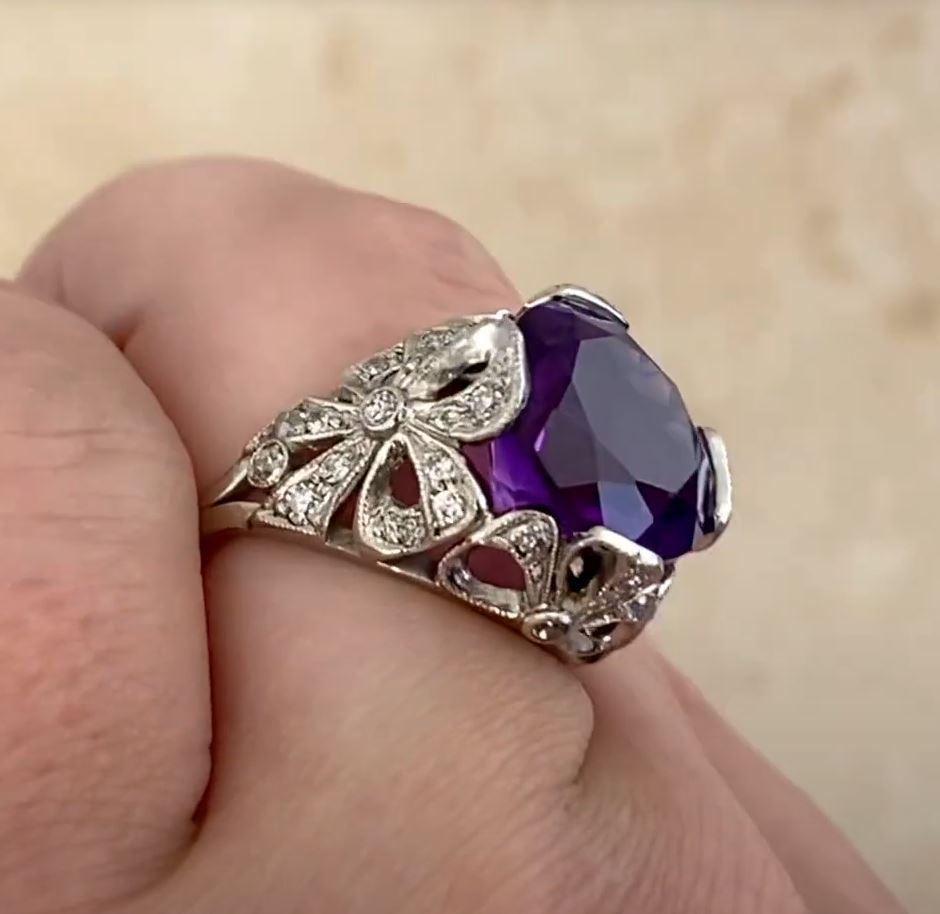 Questo straordinario anello di pietre preziose mette in mostra un'ametista di circa 6 carati con taglio a cuscino. L'ametista è incastonata in modo sicuro in eleganti griffe, permettendo alla ricca tonalità viola di attirare l'attenzione. Le