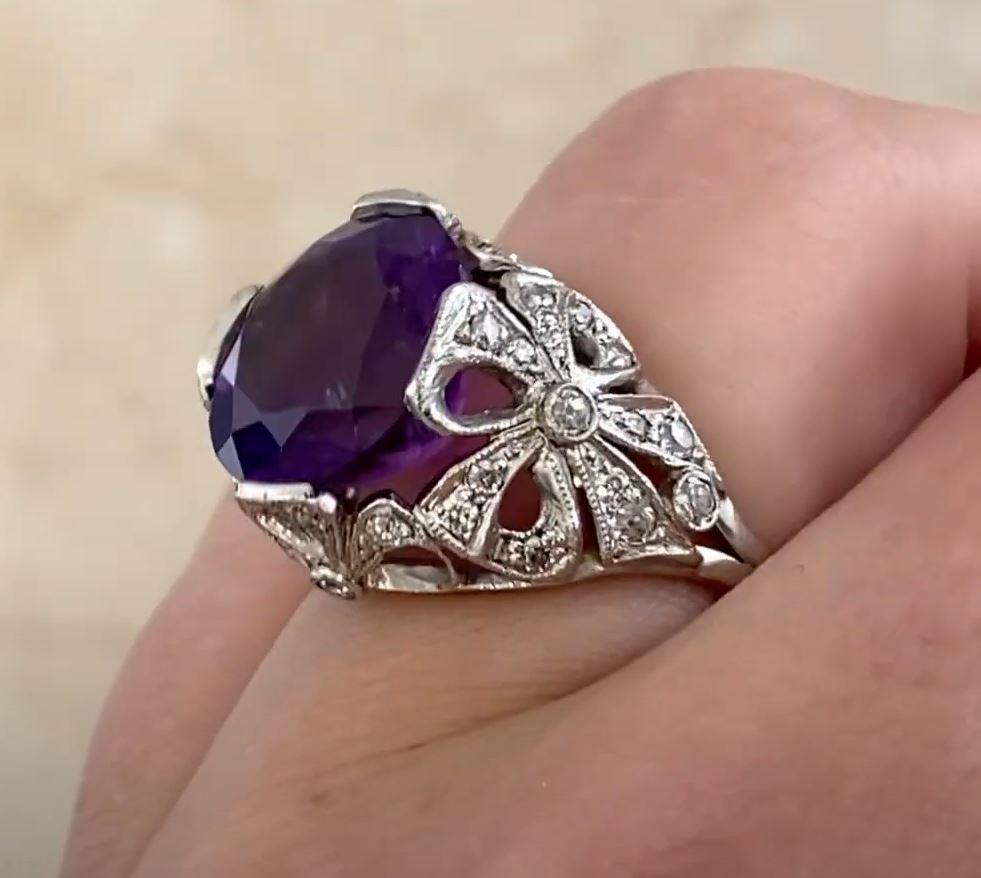 Art Déco Anello cocktail di ametista con taglio a cuscino (circa 6 carati), platino in vendita