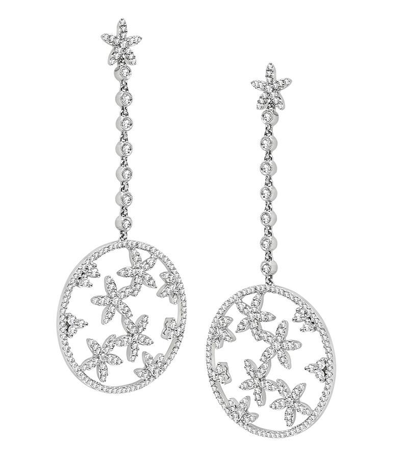 Questo è un fantastico paio di orecchini a goccia in oro bianco 18k. Gli orecchini sono caratterizzati da scintillanti diamanti a taglio rotondo che pesano circa 6.00 carati. Il colore di questi diamanti è H con purezza VS. Gli orecchini misurano 69