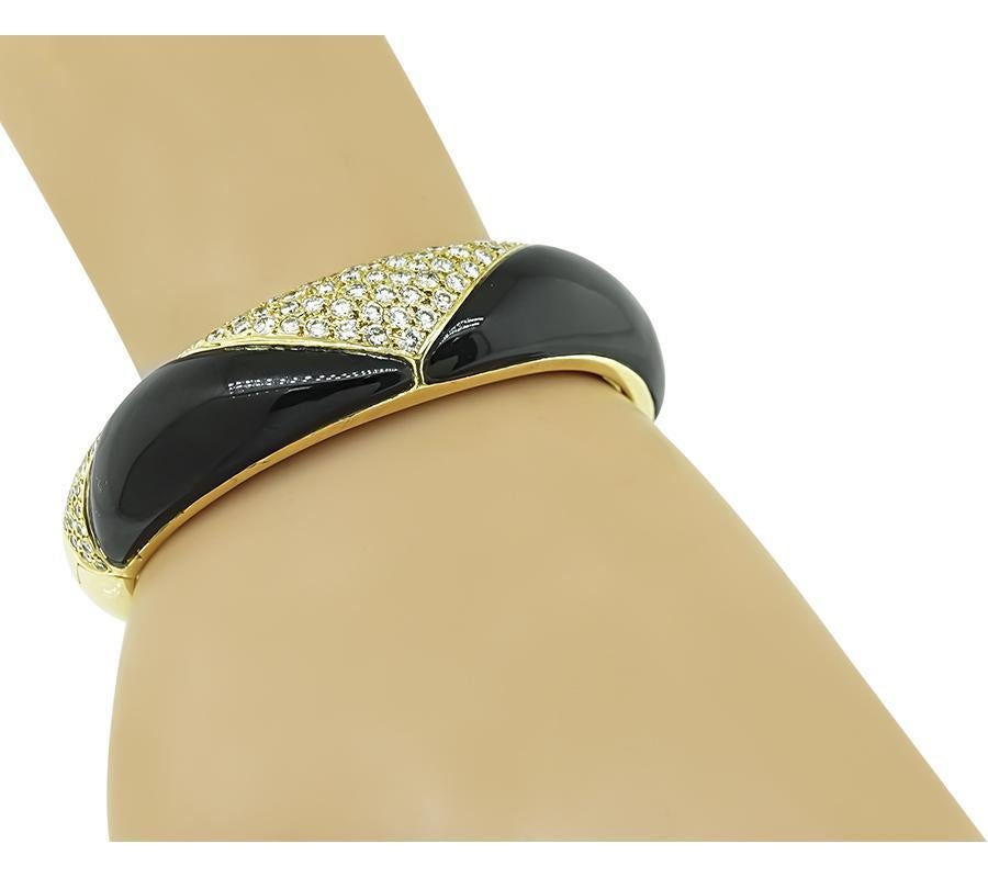 Questo è uno splendido braccialetto in oro giallo 14 carati. Il braccialetto è incastonato con scintillanti diamanti a taglio rotondo del peso di circa 6.00 carati. Il colore di questi diamanti è H con purezza VS. I diamanti sono accentuati da