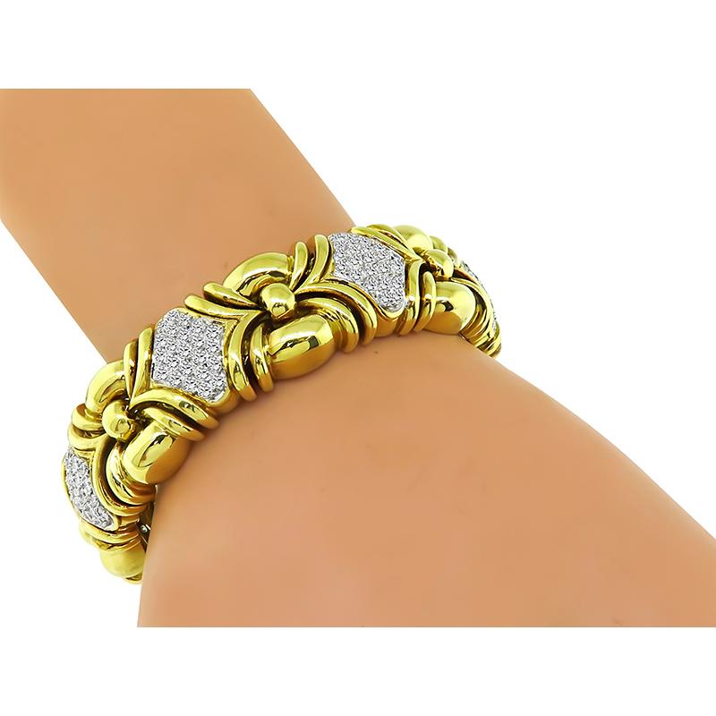 Dies ist ein elegantes Armband aus 18 Karat Gelbgold. Das Armband ist mit funkelnden Diamanten im Rundschliff besetzt, die etwa 6,00ct wiegen. Die Farbe dieser Diamanten ist F-G mit VS-Klarheit. Das Armband misst 7 1/4 Zoll in der Länge und 18 mm in