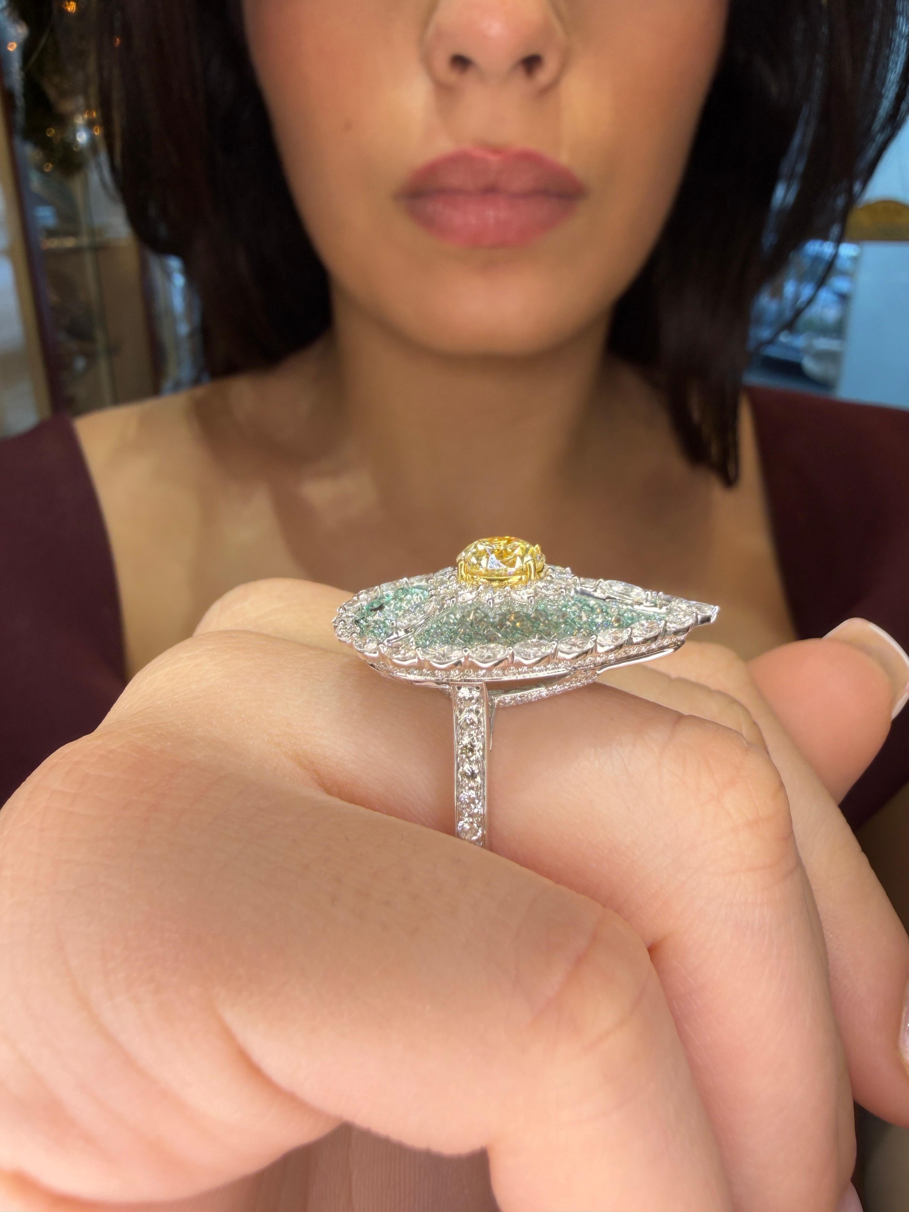 Art Déco 6,00ct Fancy Yellow Diamond Teal Smalto Marquise e Diamante Rotondo Oro Bianco 18K in vendita
