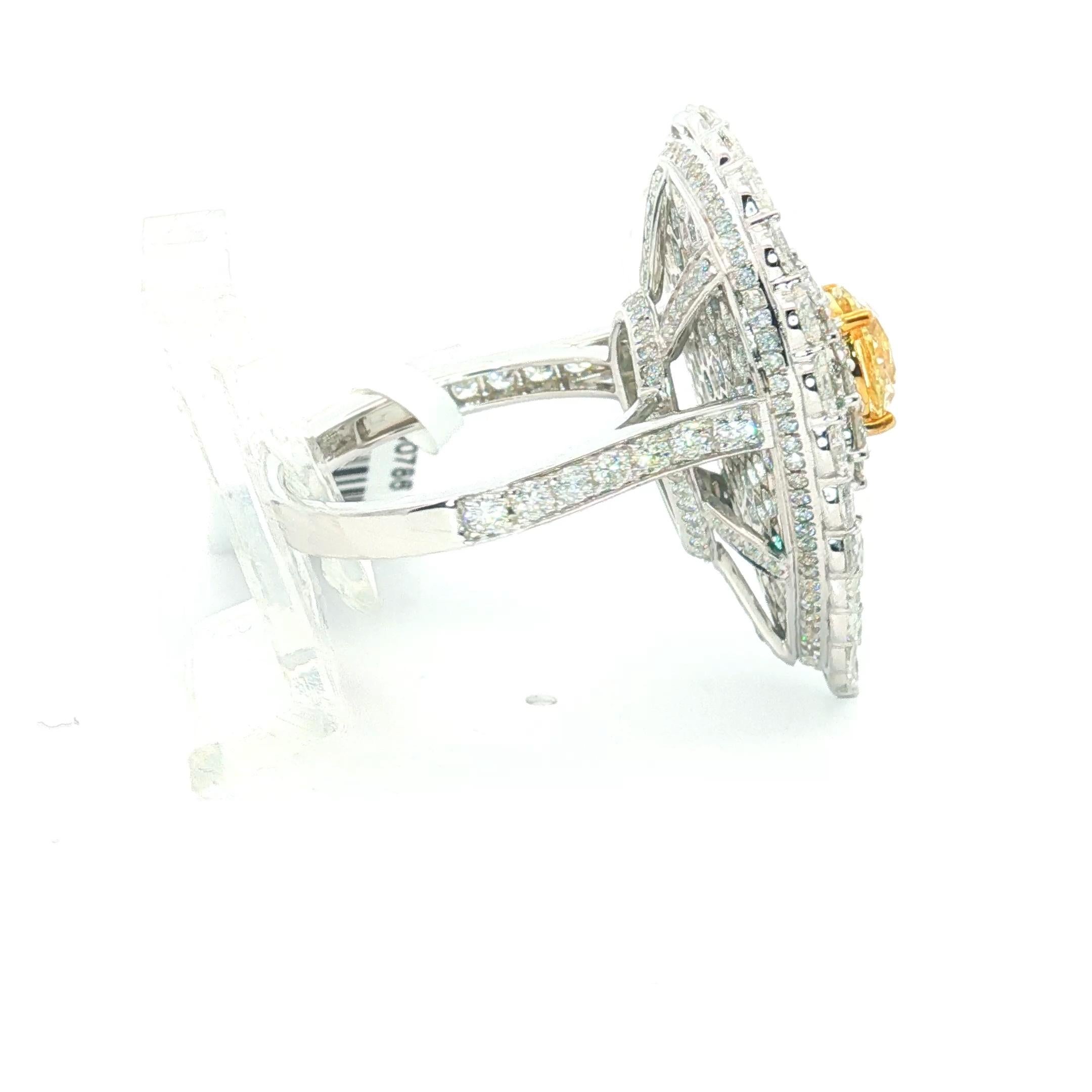 6,00ct Fancy Yellow Diamond Teal Smalto Marquise e Diamante Rotondo Oro Bianco 18K in vendita 4