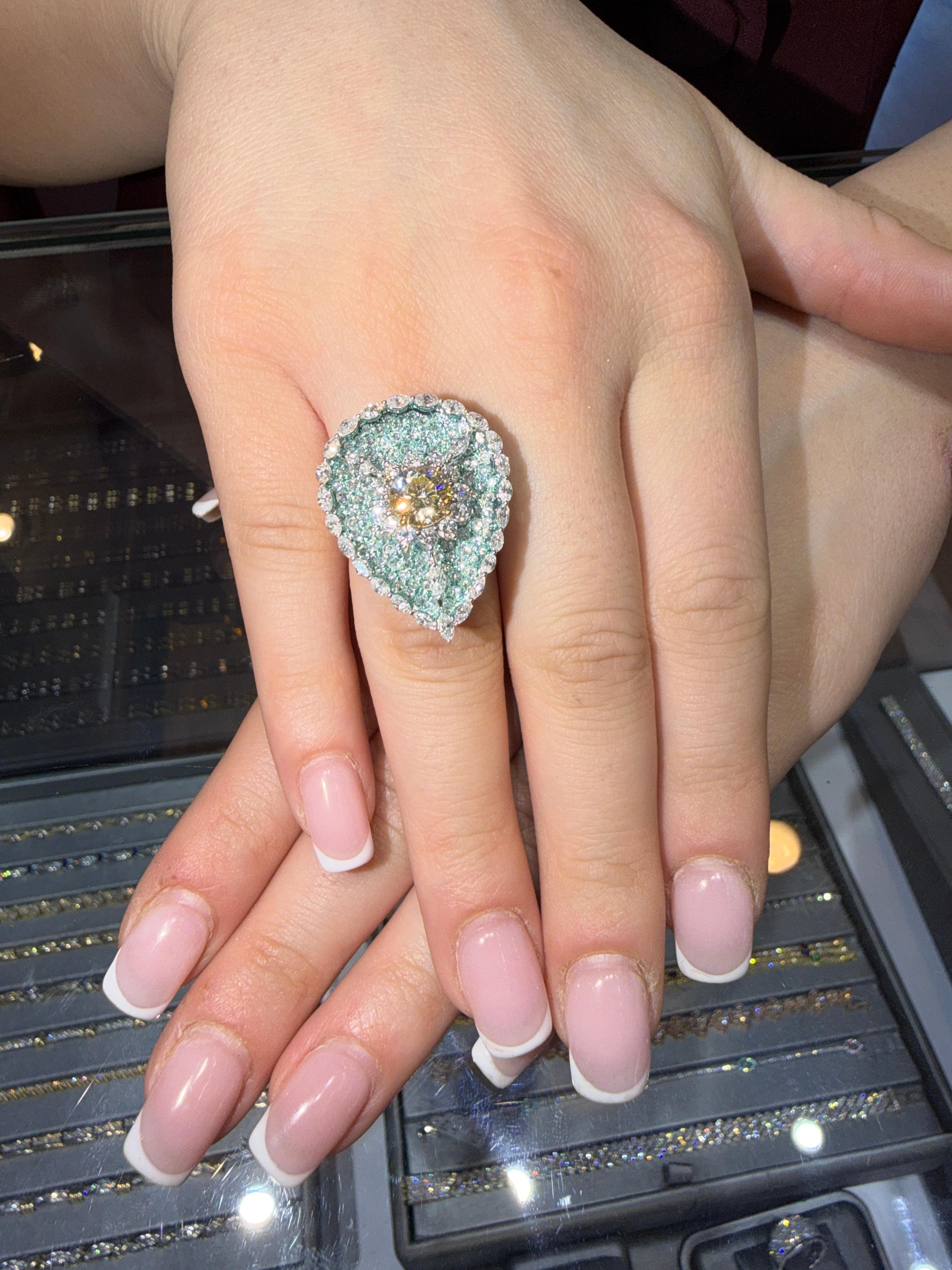 Una spettacolare creazione di alta gioielleria Atelier Design Luxury Ring, questo anello da cocktail tridimensionale con diamante giallo chiaro e smalto verde acqua da 6,00 carati è realizzato in oro bianco massiccio a 18 carati con la presenza e la