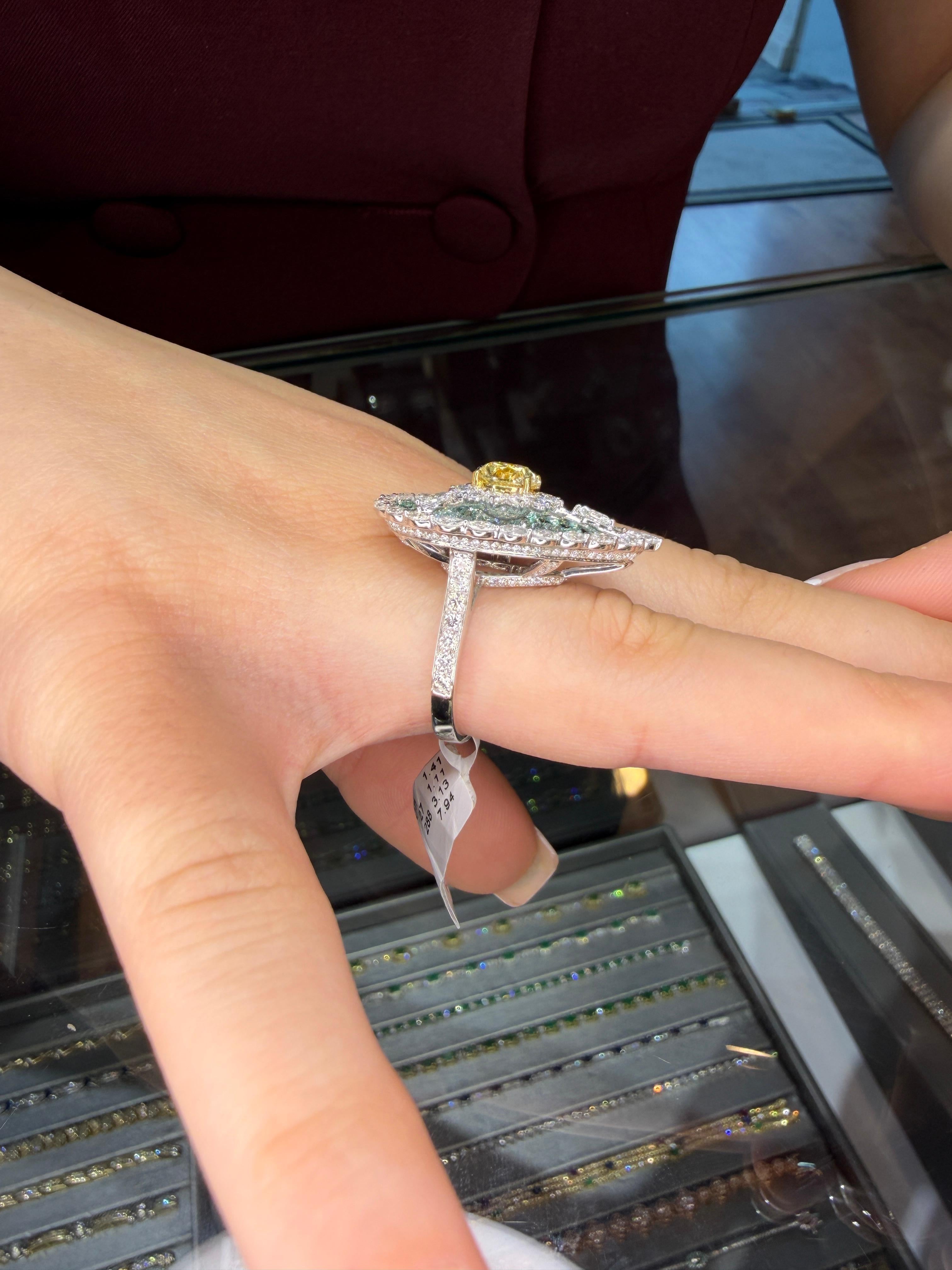 6,00ct Fancy Yellow Diamond Teal Smalto Marquise e Diamante Rotondo Oro Bianco 18K in vendita 1