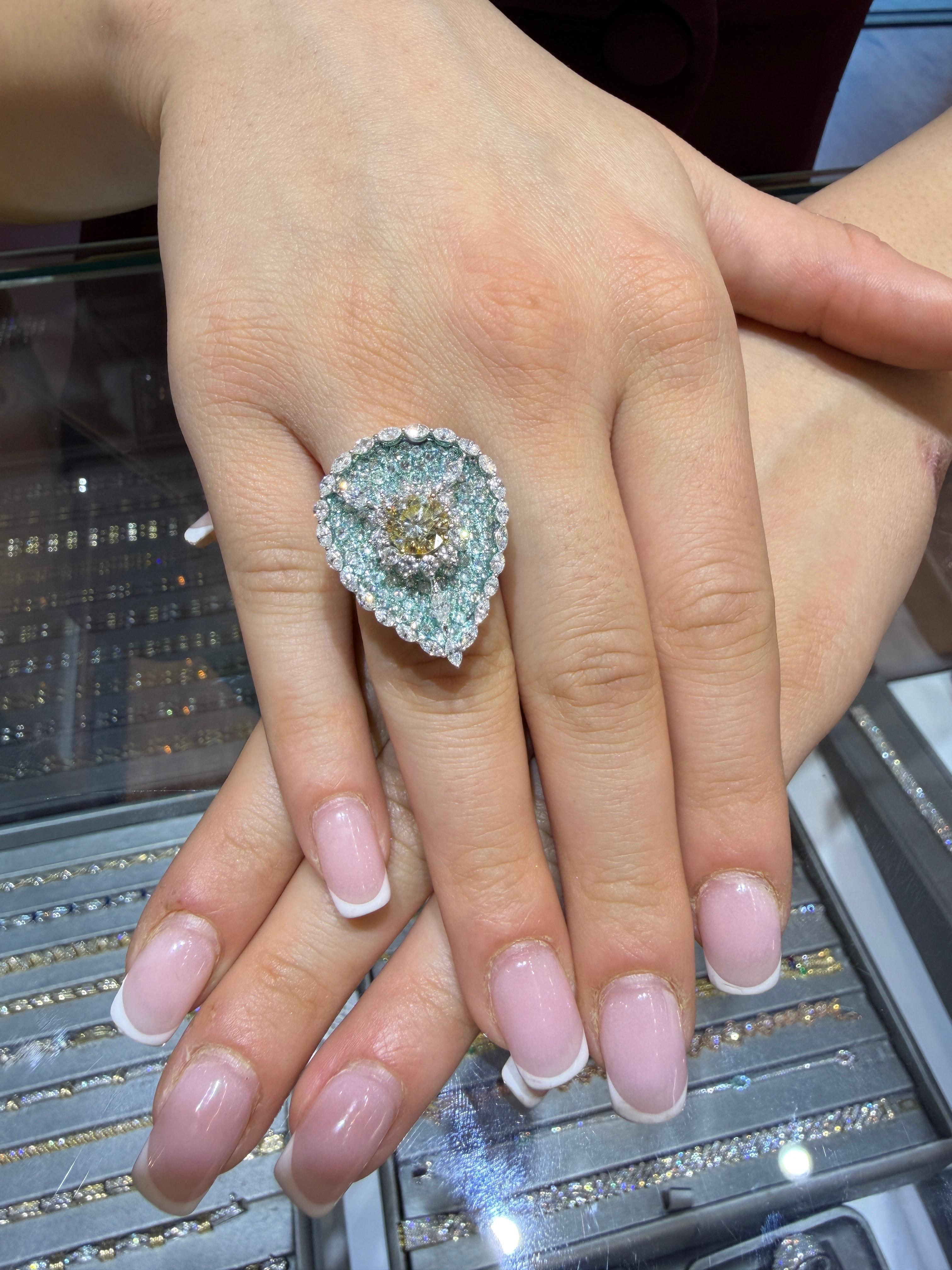 6,00ct Fancy Yellow Diamond Teal Smalto Marquise e Diamante Rotondo Oro Bianco 18K in vendita 5