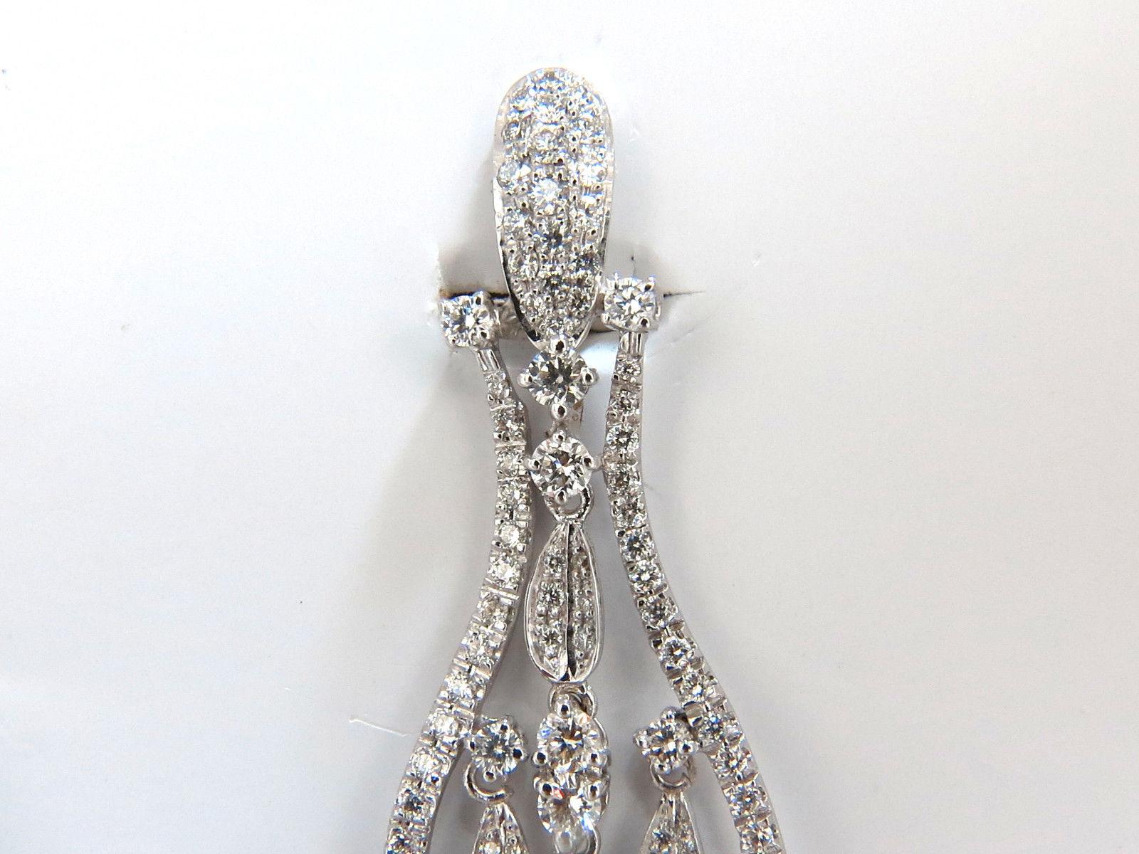 Taille ronde Boucles d'oreilles chandelier modernes en forme de chevrons en or 18 carats avec diamants naturels de 6,00 carats et pendentifs en forme de pétales en vente
