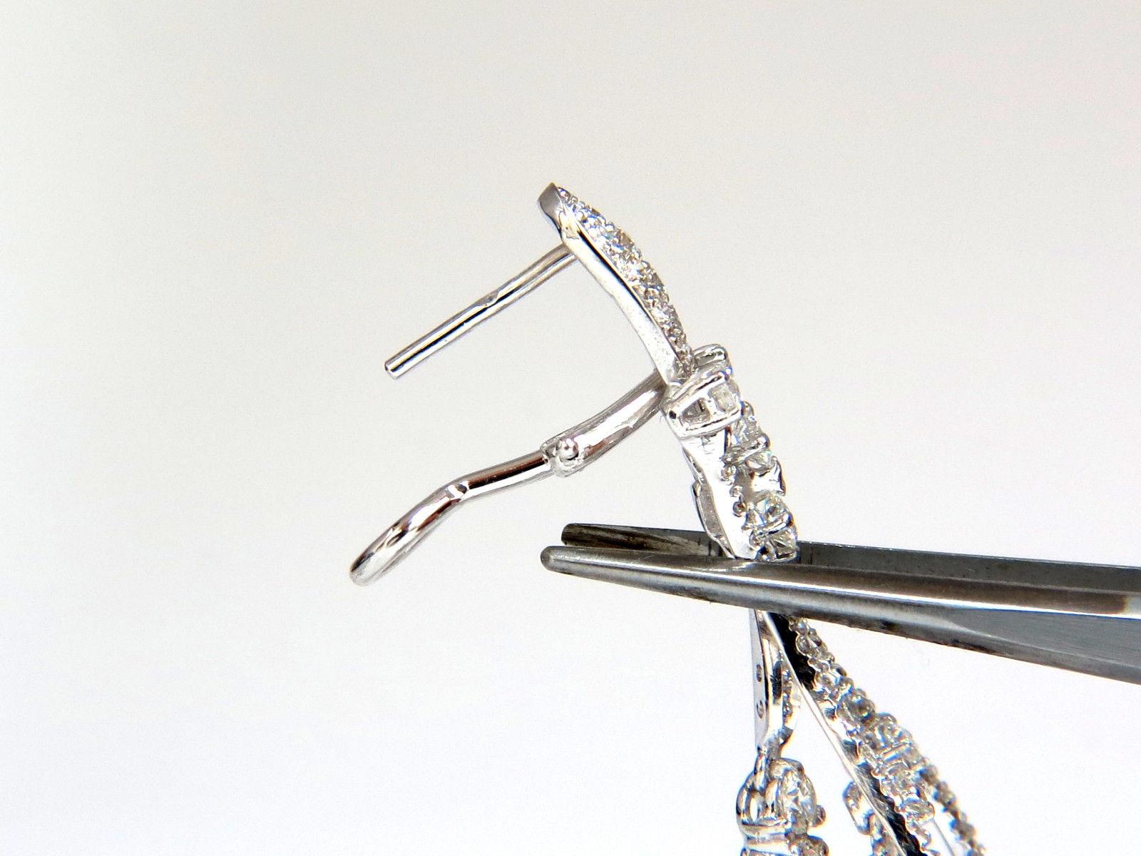 Boucles d'oreilles chandelier modernes en forme de chevrons en or 18 carats avec diamants naturels de 6,00 carats et pendentifs en forme de pétales Unisexe en vente