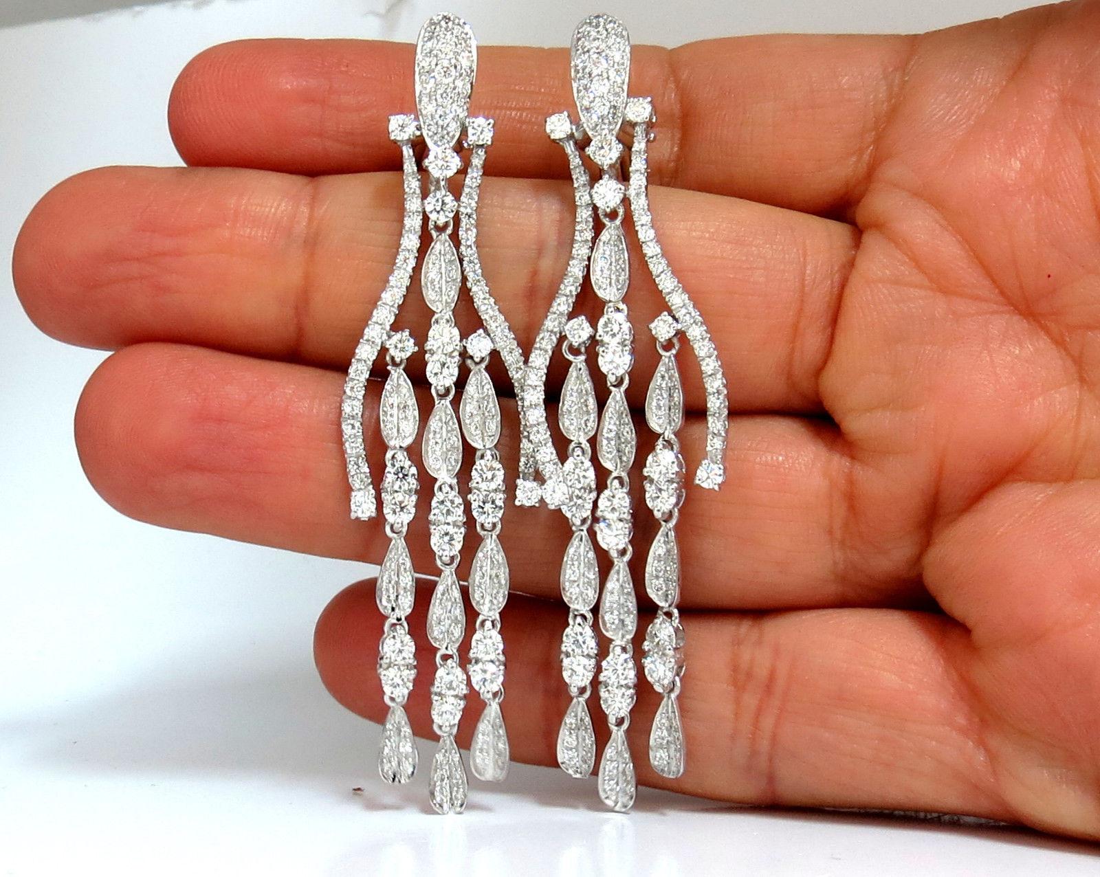 Boucles d'oreilles chandelier modernes en forme de chevrons en or 18 carats avec diamants naturels de 6,00 carats et pendentifs en forme de pétales en vente 1