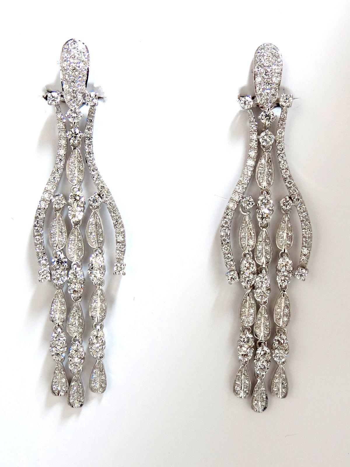 Boucles d'oreilles chandelier modernes en forme de chevrons en or 18 carats avec diamants naturels de 6,00 carats et pendentifs en forme de pétales en vente 3