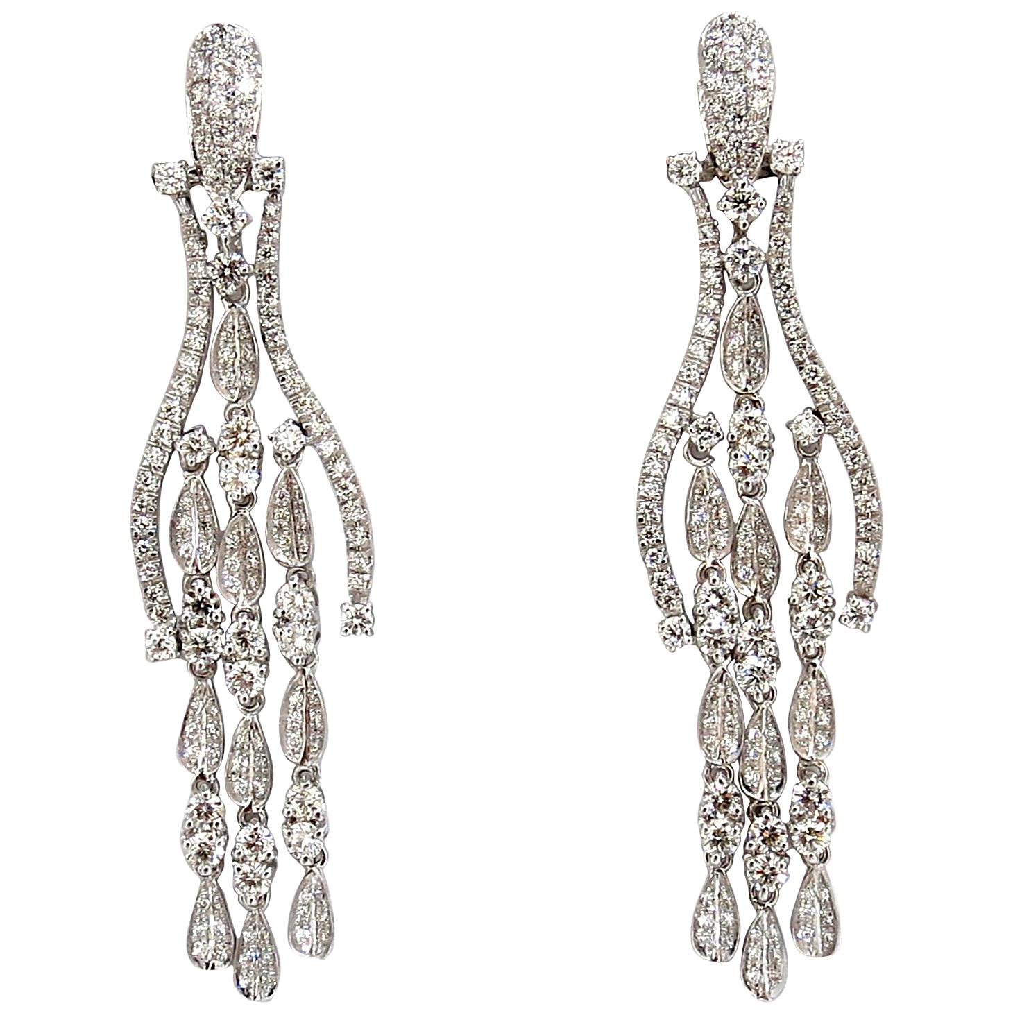 Boucles d'oreilles chandelier modernes en forme de chevrons en or 18 carats avec diamants naturels de 6,00 carats et pendentifs en forme de pétales