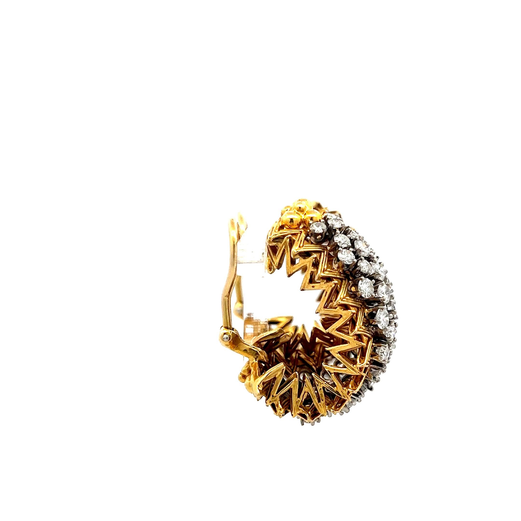 Titre :
Ces boucles d'oreilles exquises à clipser présentent un total impressionnant de 6,00 carats de diamants ronds de taille brillant, tous magnifiquement assortis de couleur I et de pureté SI, rayonnant d'une brillance et d'un feu exceptionnels.