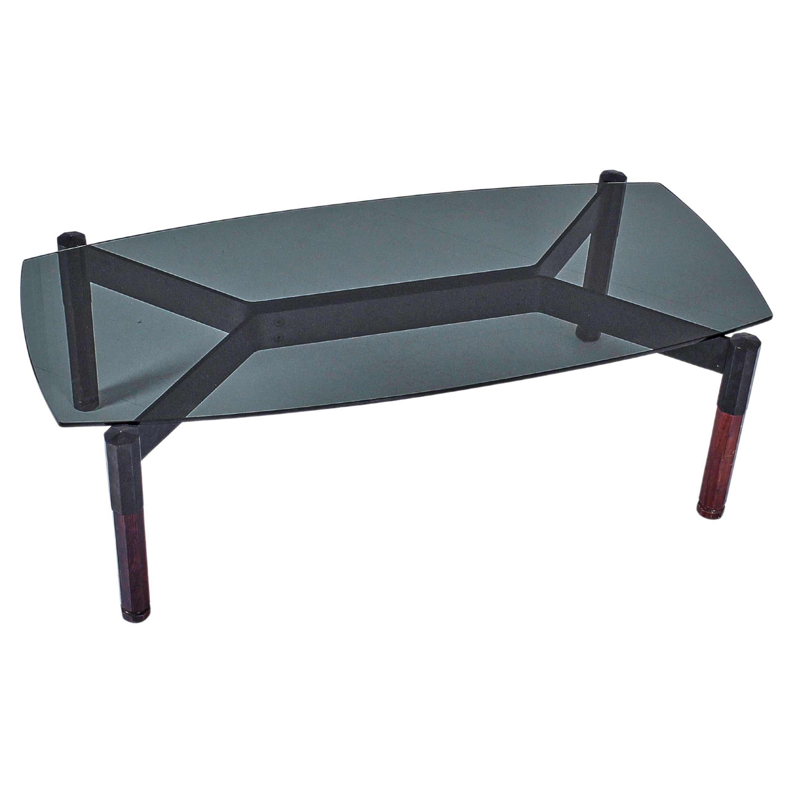 Elegant coffee table with shaped smoked glass top on geometric black metal support on four octagonal wooden feet. Attributed to Gianni Moscatelli for Formanova, Italian production in the 70s.
Wear consistent with age and use.