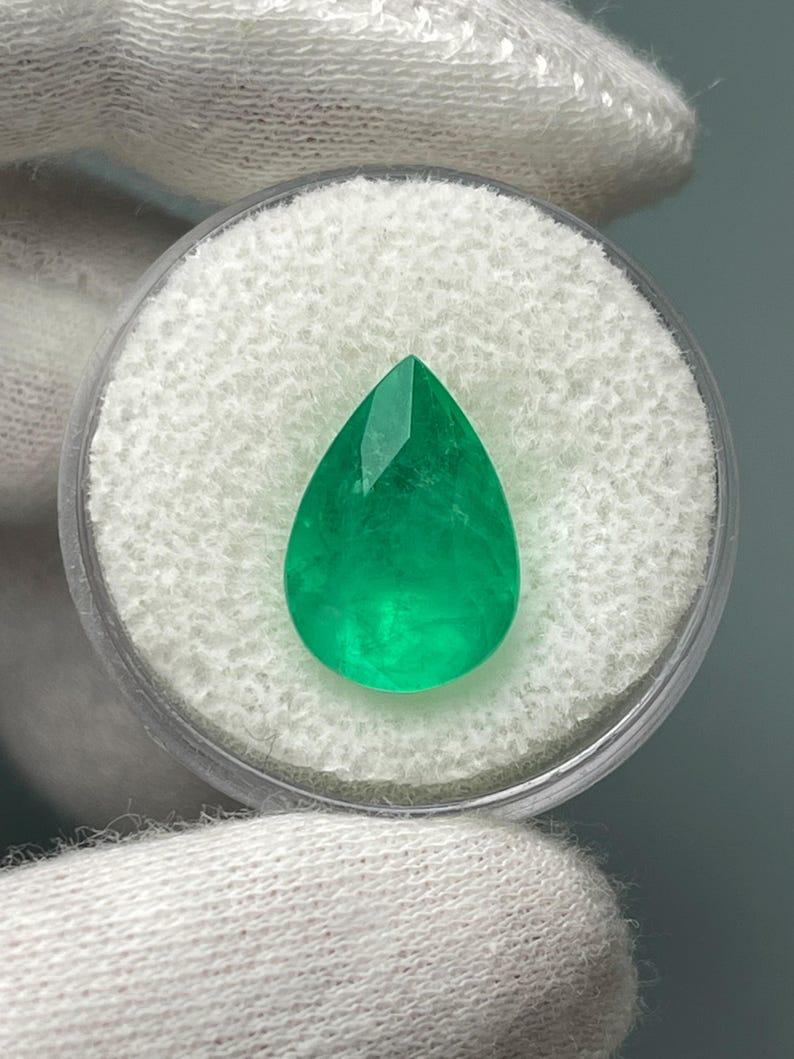 Piedra: Esmeralda
Peso: 6,01 quilates
Forma: Corte Pera
Claridad: Semitransparente
Lustre: Muy bueno
Color: Verde amarillento
Medidas: 14,44 mm x 10,10 mm x 8,45 mm
Origen geográfico: Colombia
Tratamiento: Natural, Engrasado

Observaciones: Debido a