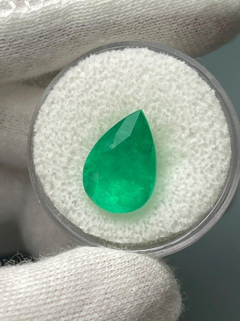 6,01 Quilates 14x10 Esmeralda Colombiana Verde Amarillenta - Gema Natal de Mayo Talla Pera Corte pera en venta
