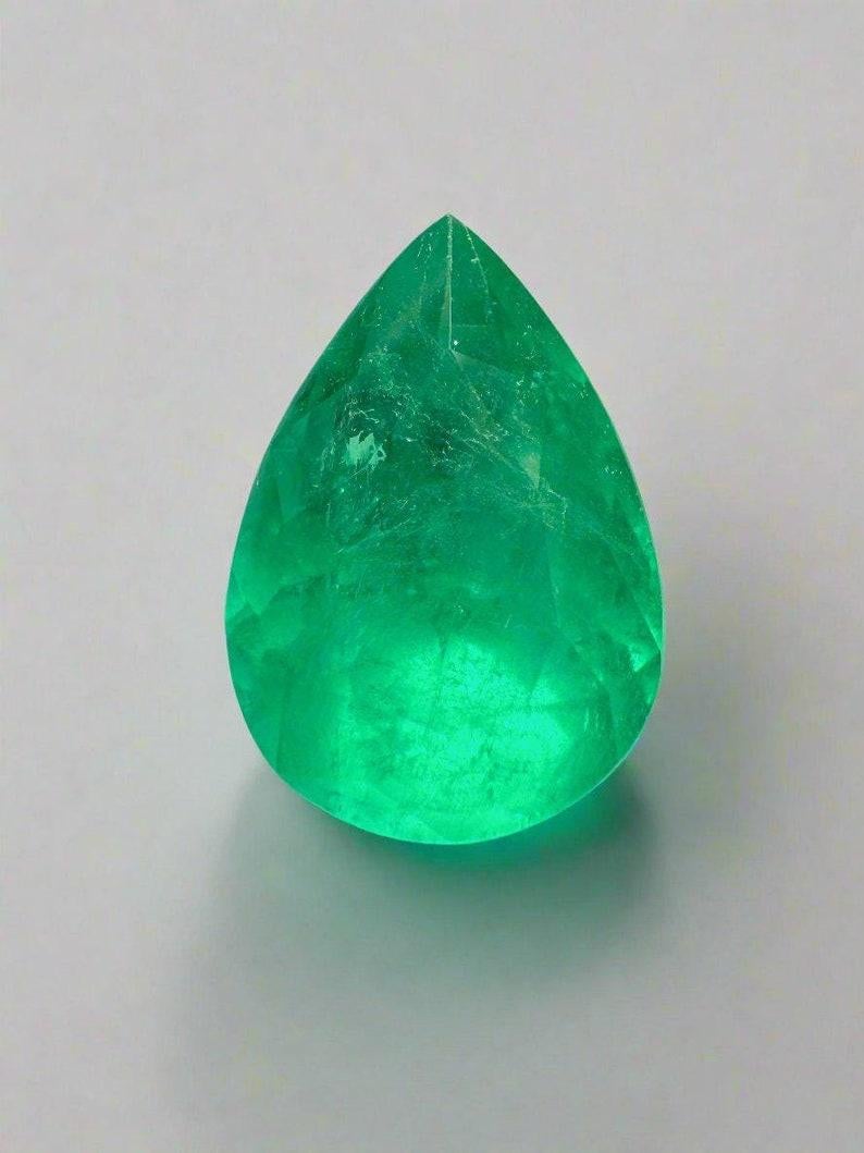 6,01 Quilates 14x10 Esmeralda Colombiana Verde Amarillenta - Gema Natal de Mayo Talla Pera en venta