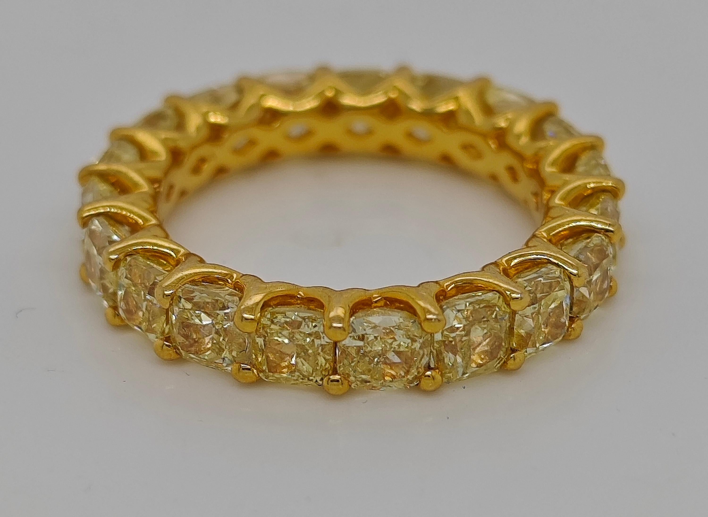 19 Fancy Diamonds: 6.01 Carats
Metal: 18K Yellow Gold, 3.92 Grams
