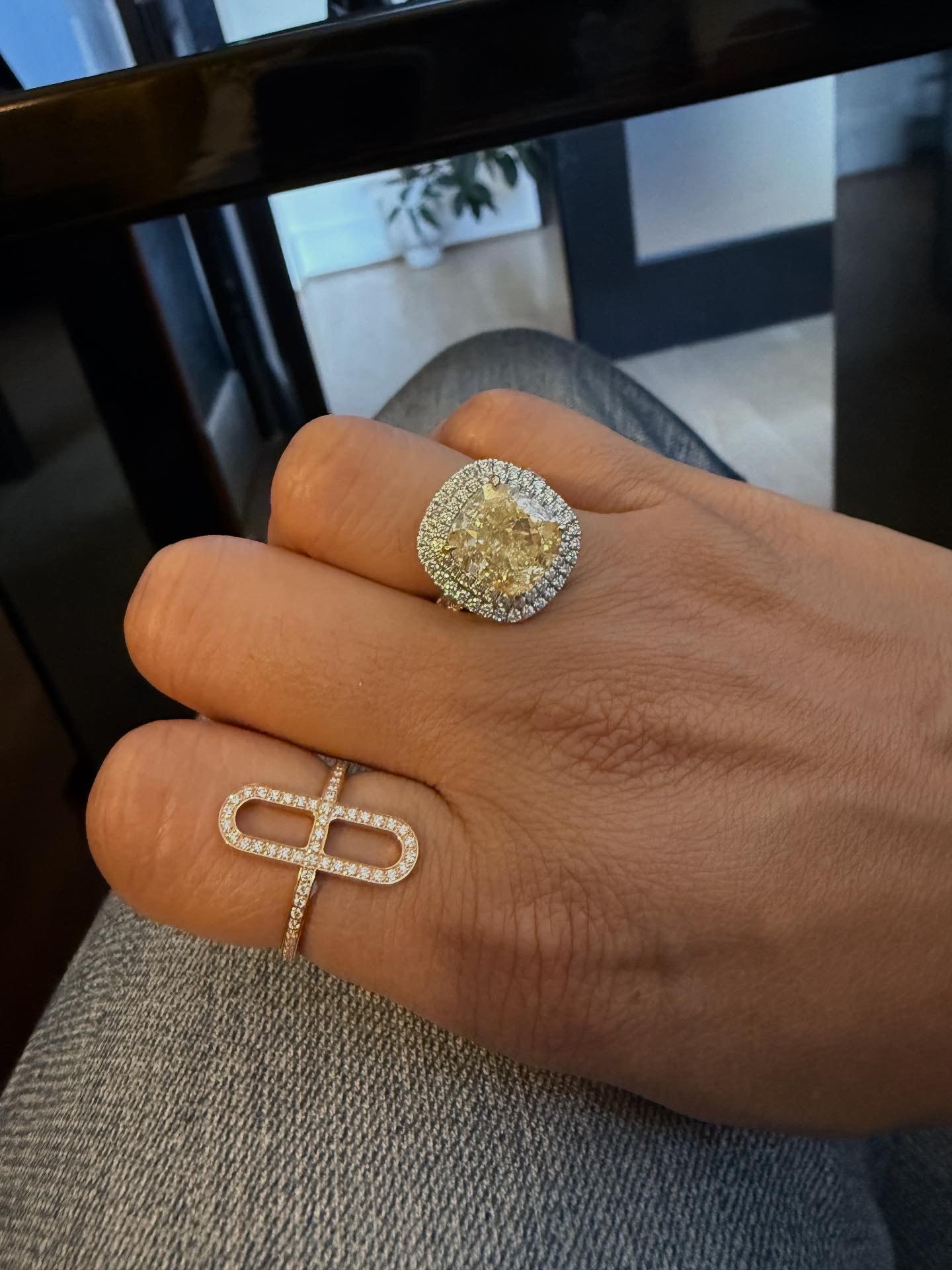 Pierre centrale de 6.01 certifié par la GIA, de couleur naturelle jaune clair Even, sertie de 1.2 ctw de diamants blancs de taille brillant en platine. Taille 5,5. Peut être redimensionné.