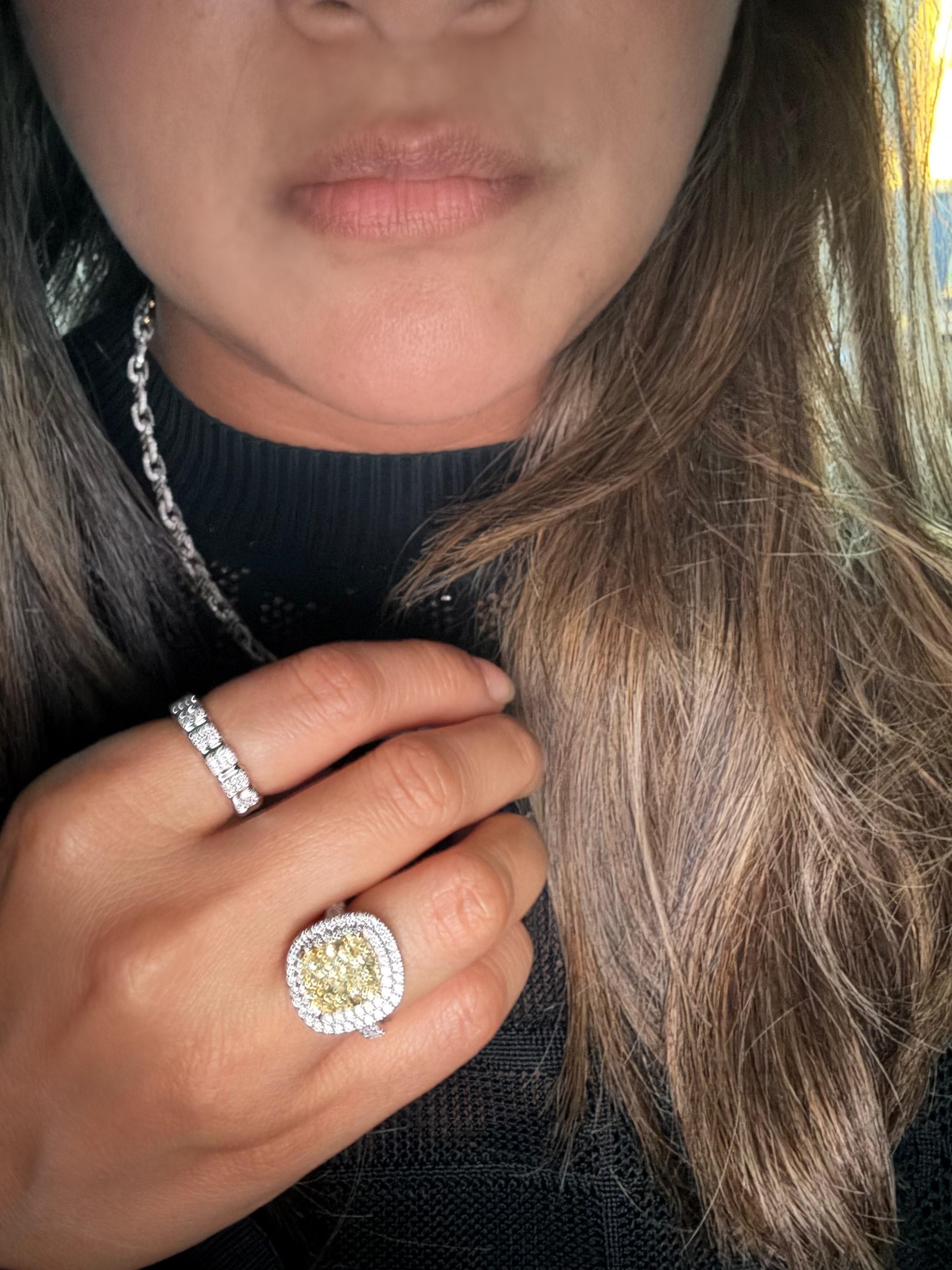 Taille baguette Bague diamant taille coussin de 6,01 carats certifié par le GIA, de couleur naturelle jaune clair fantaisie en vente