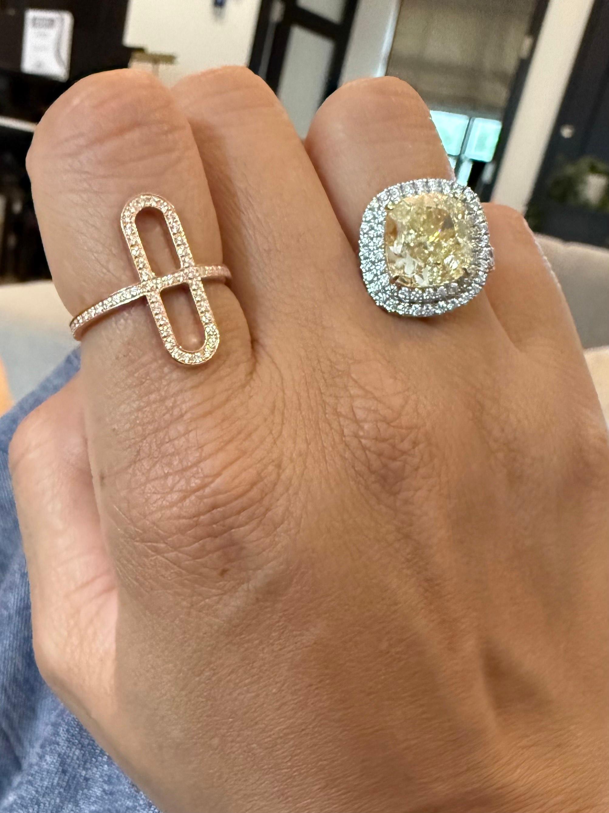 Bague diamant taille coussin de 6,01 carats certifié par le GIA, de couleur naturelle jaune clair fantaisie Neuf - En vente à Houston, TX