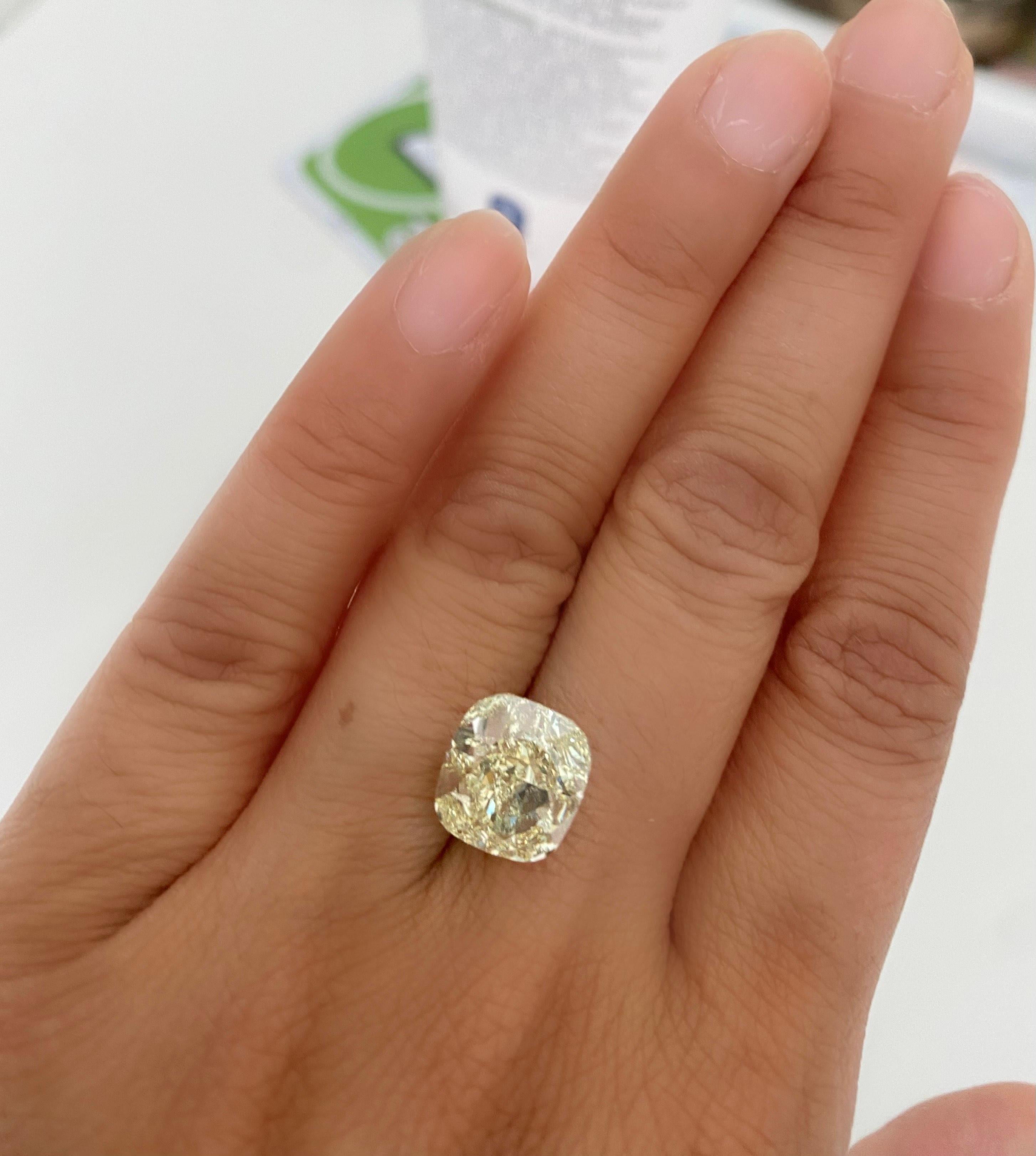 Bague diamant taille coussin de 6,01 carats certifié par le GIA, de couleur naturelle jaune clair fantaisie en vente 2