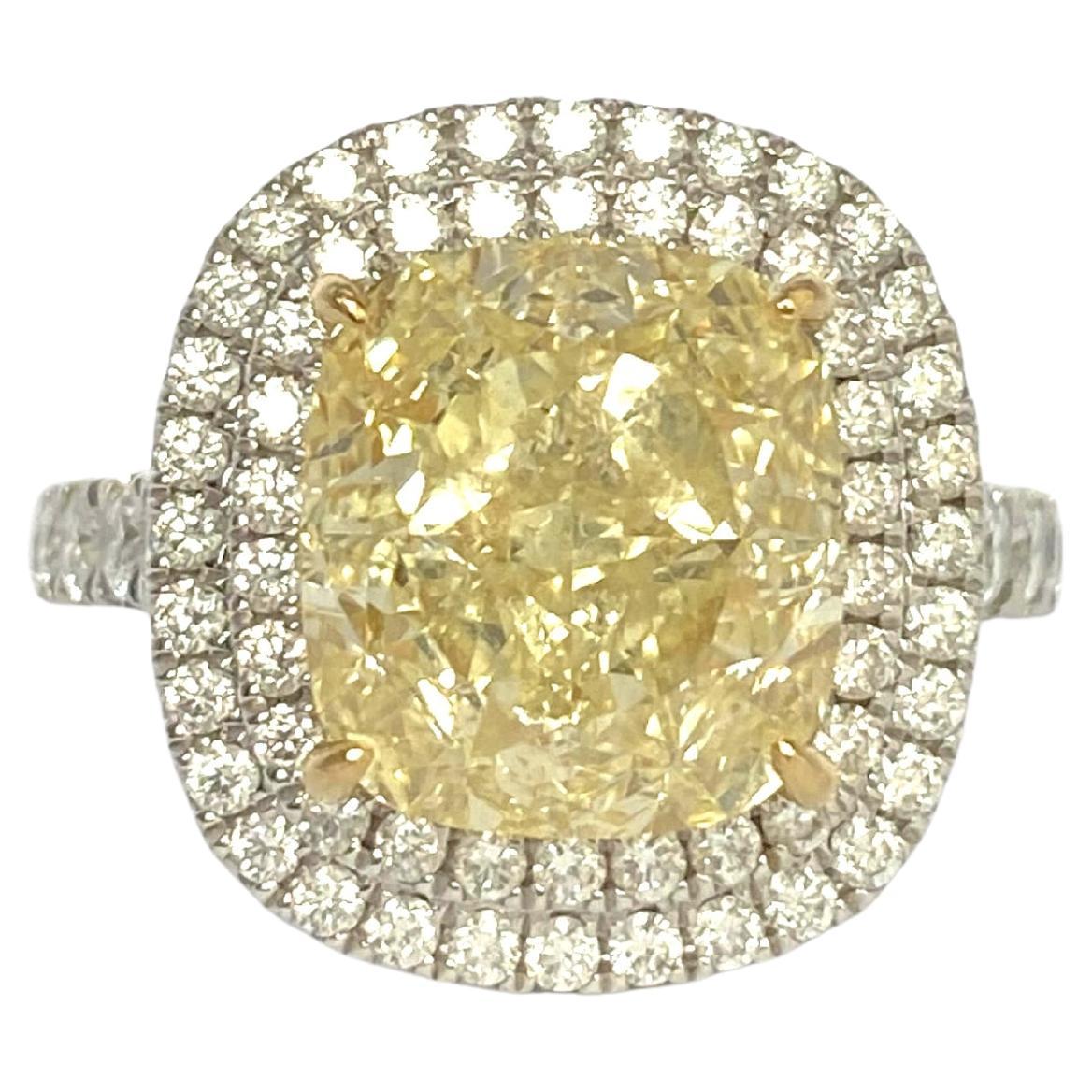 Bague diamant taille coussin de 6,01 carats certifié par le GIA, de couleur naturelle jaune clair fantaisie en vente