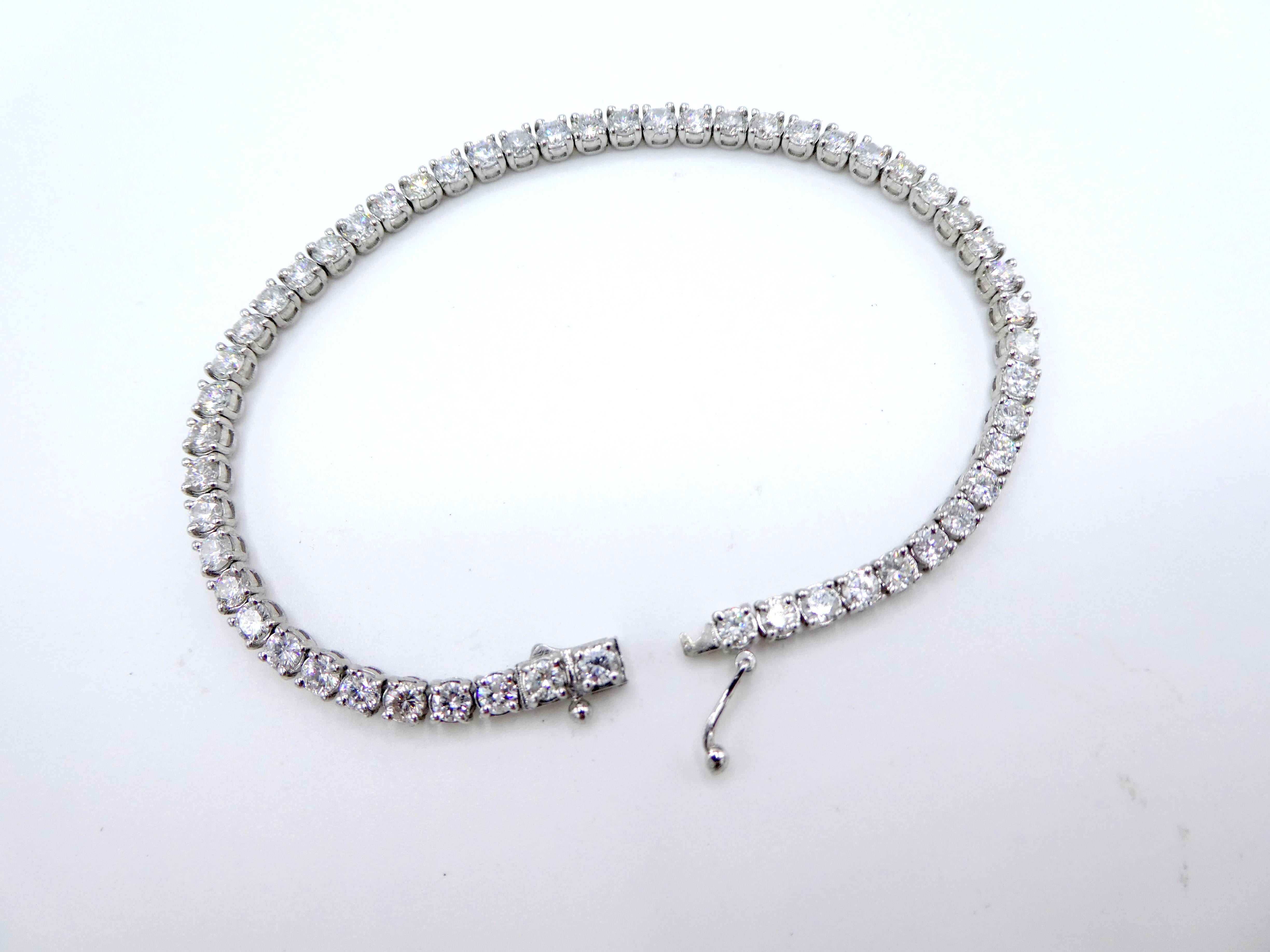 Moderne Bracelet tennis en or blanc 14 carats avec diamants naturels ronds de 6,01 carats en vente