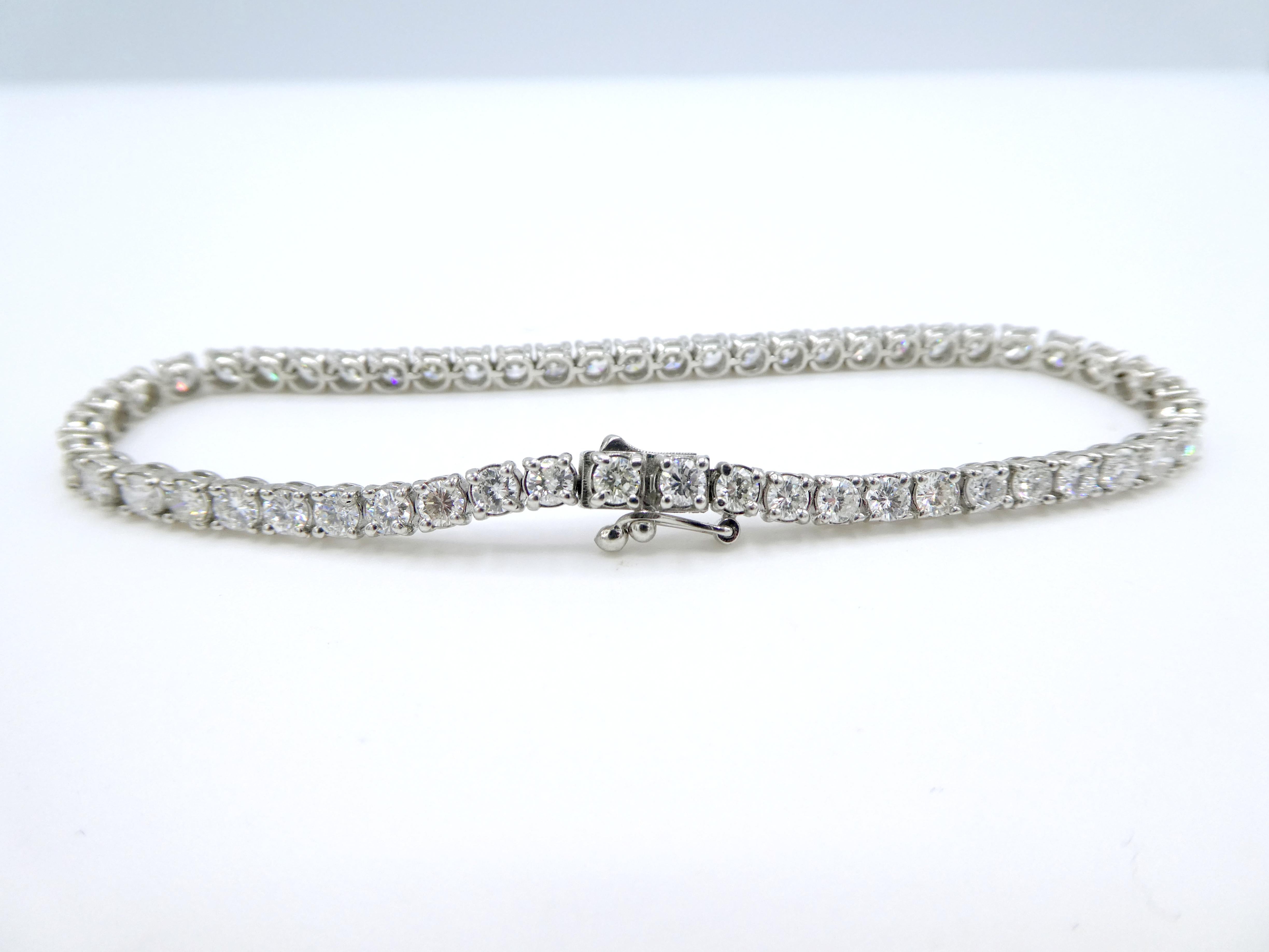 Taille ronde Bracelet tennis en or blanc 14 carats avec diamants naturels ronds de 6,01 carats en vente