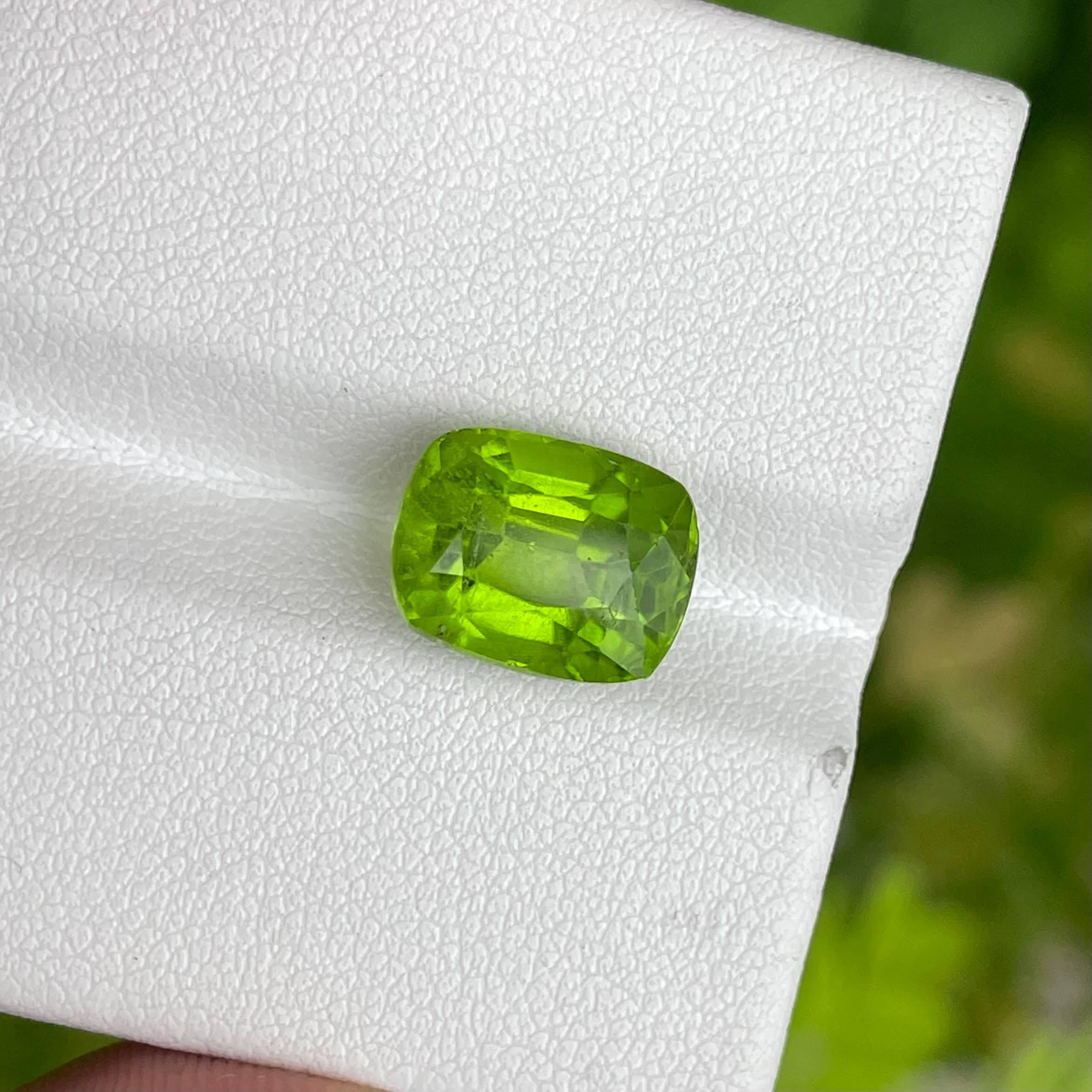 6.01 Carats Green Loose Peridot Stone Cushion Cut Natural Pakistani Gemstone In New Condition For Sale In Bangkok, TH