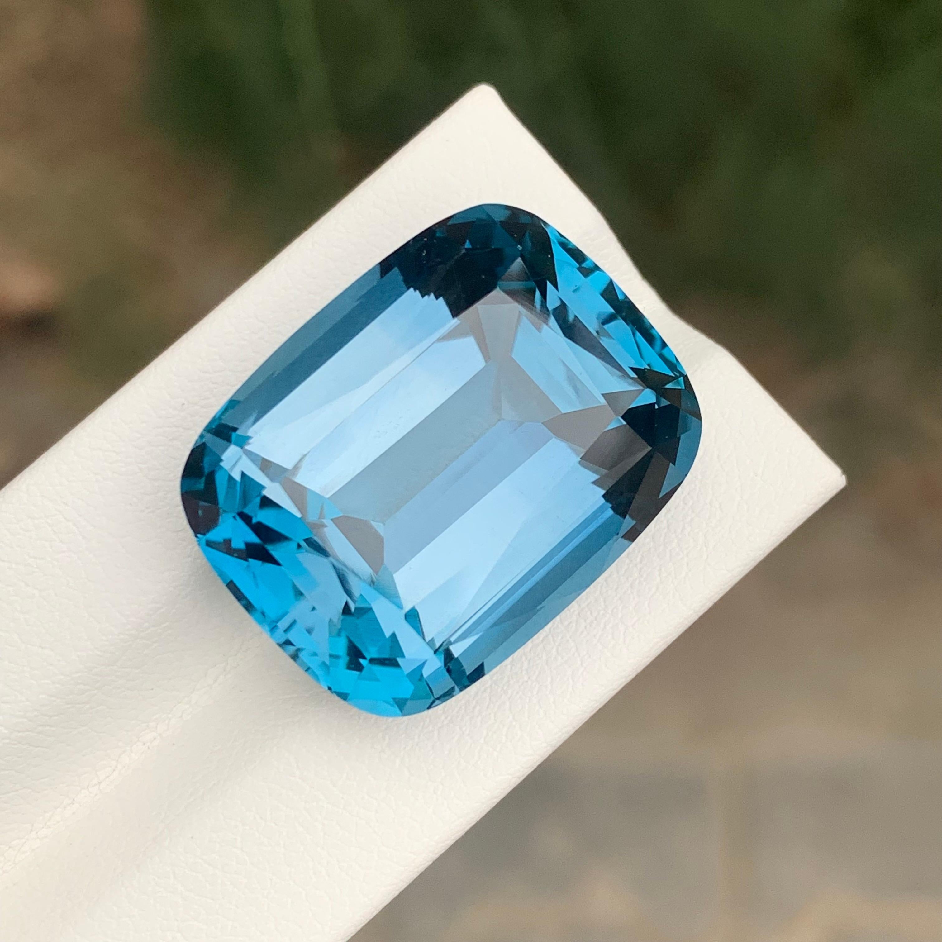 Arts and Crafts 60,10 carati di pietra preziosa allentata a forma di cuscino di Topazio Blu di Londra in vendita