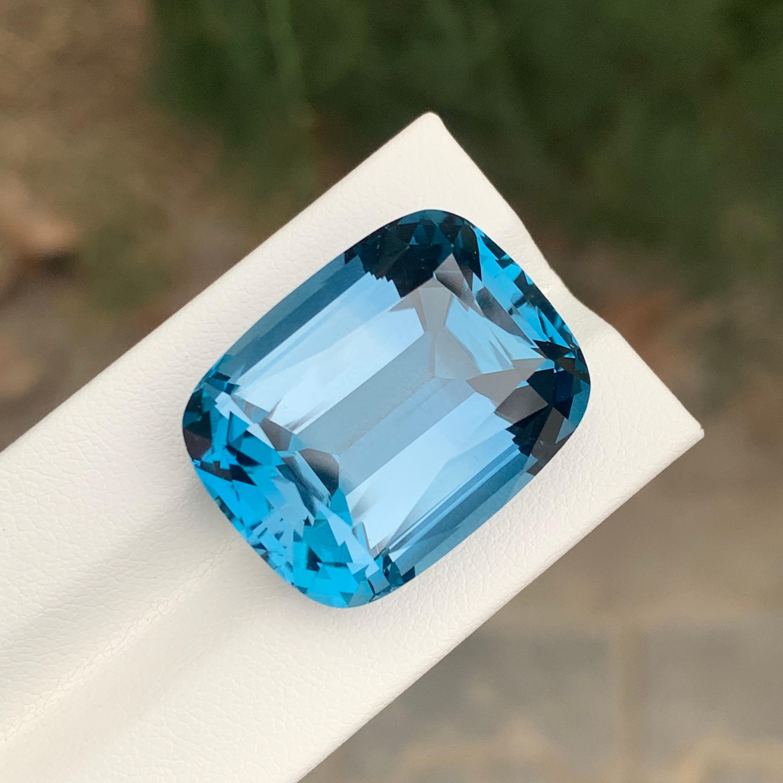 Taglio cuscino 60,10 carati di pietra preziosa allentata a forma di cuscino di Topazio Blu di Londra in vendita