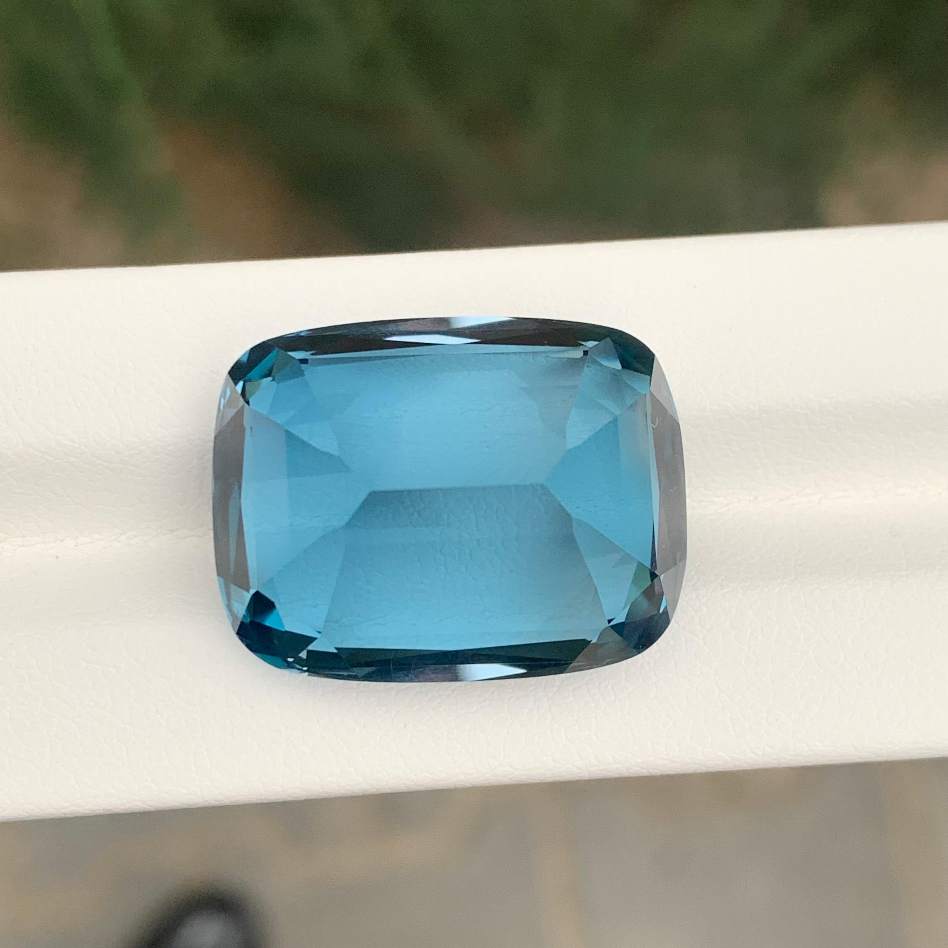 60,10 carati di pietra preziosa allentata a forma di cuscino di Topazio Blu di Londra in vendita 1
