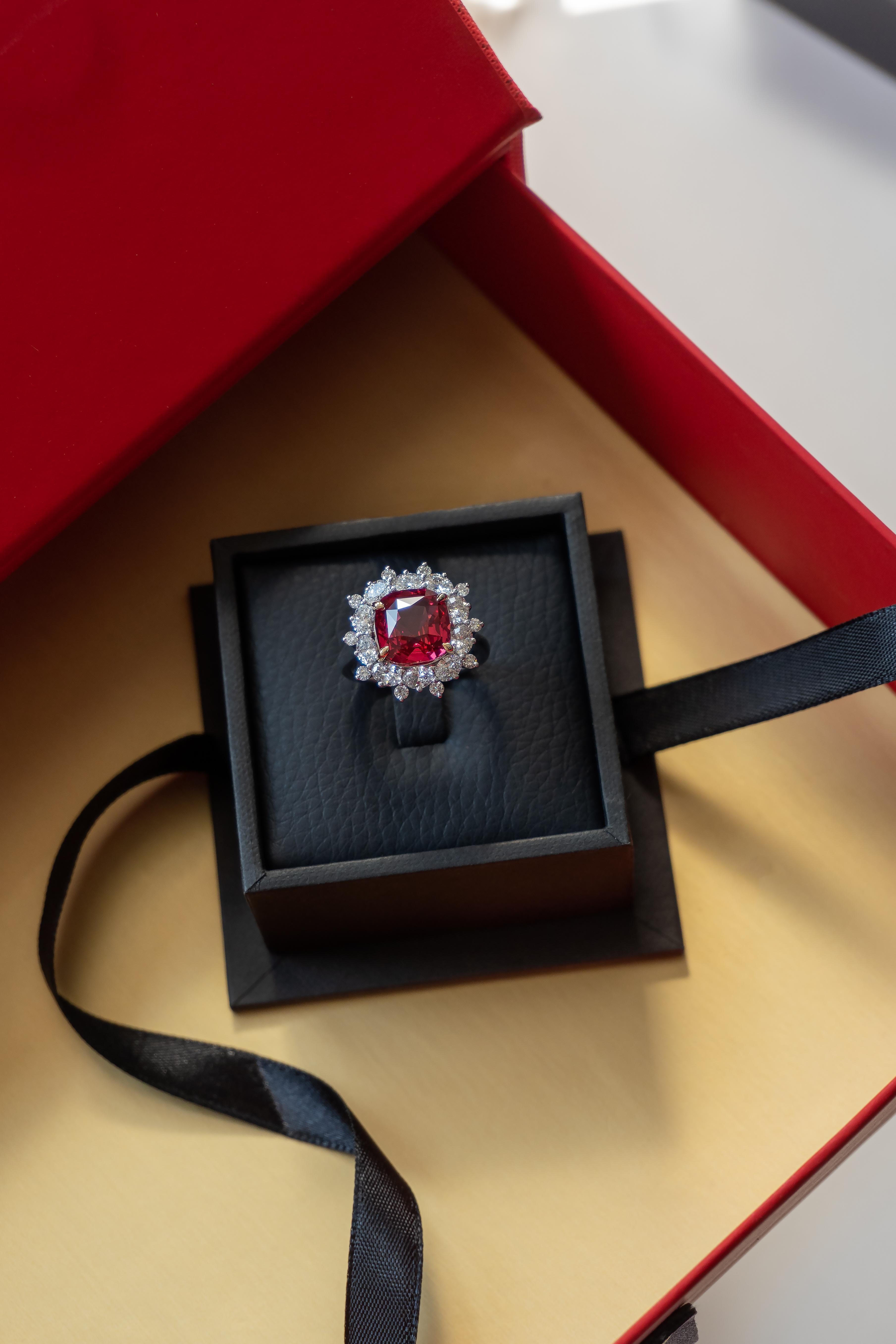 Ring aus 18 Karat Weißgold mit 6,013 Karat rotem Mehenge-Spinell und Diamant (Kissenschliff) im Angebot