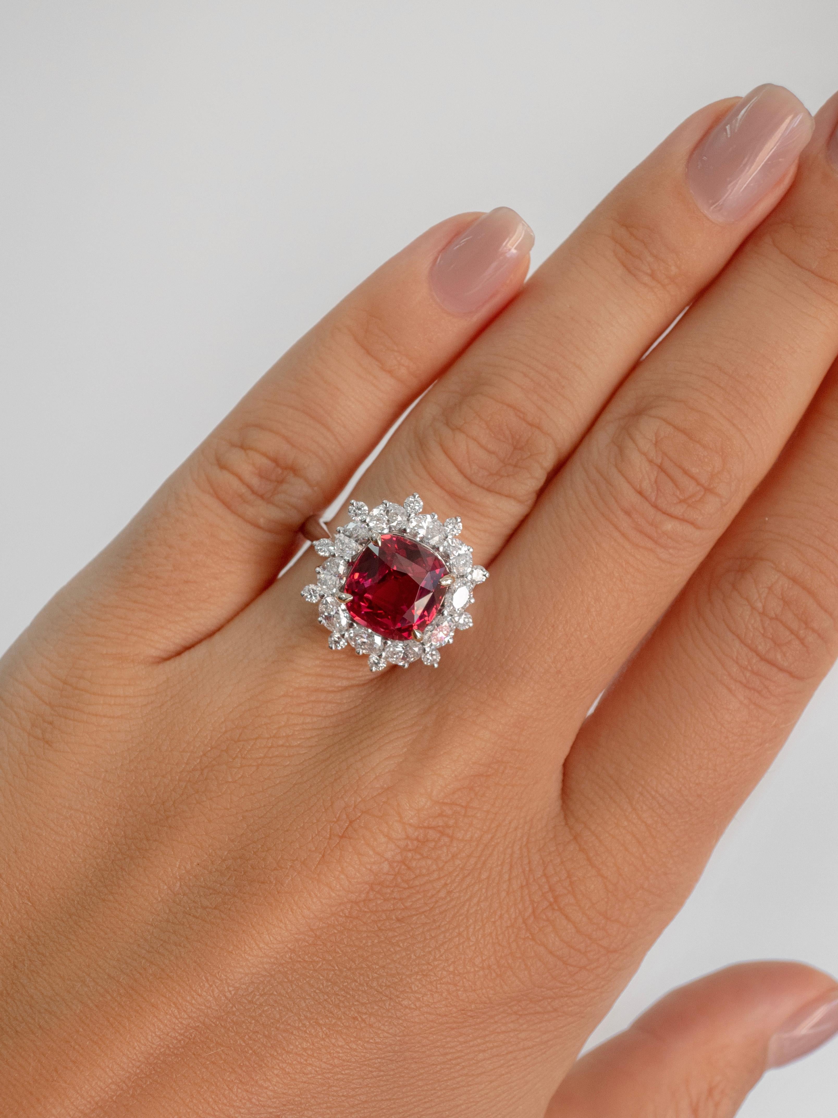 Ring aus 18 Karat Weißgold mit 6,013 Karat rotem Mehenge-Spinell und Diamant im Angebot 3