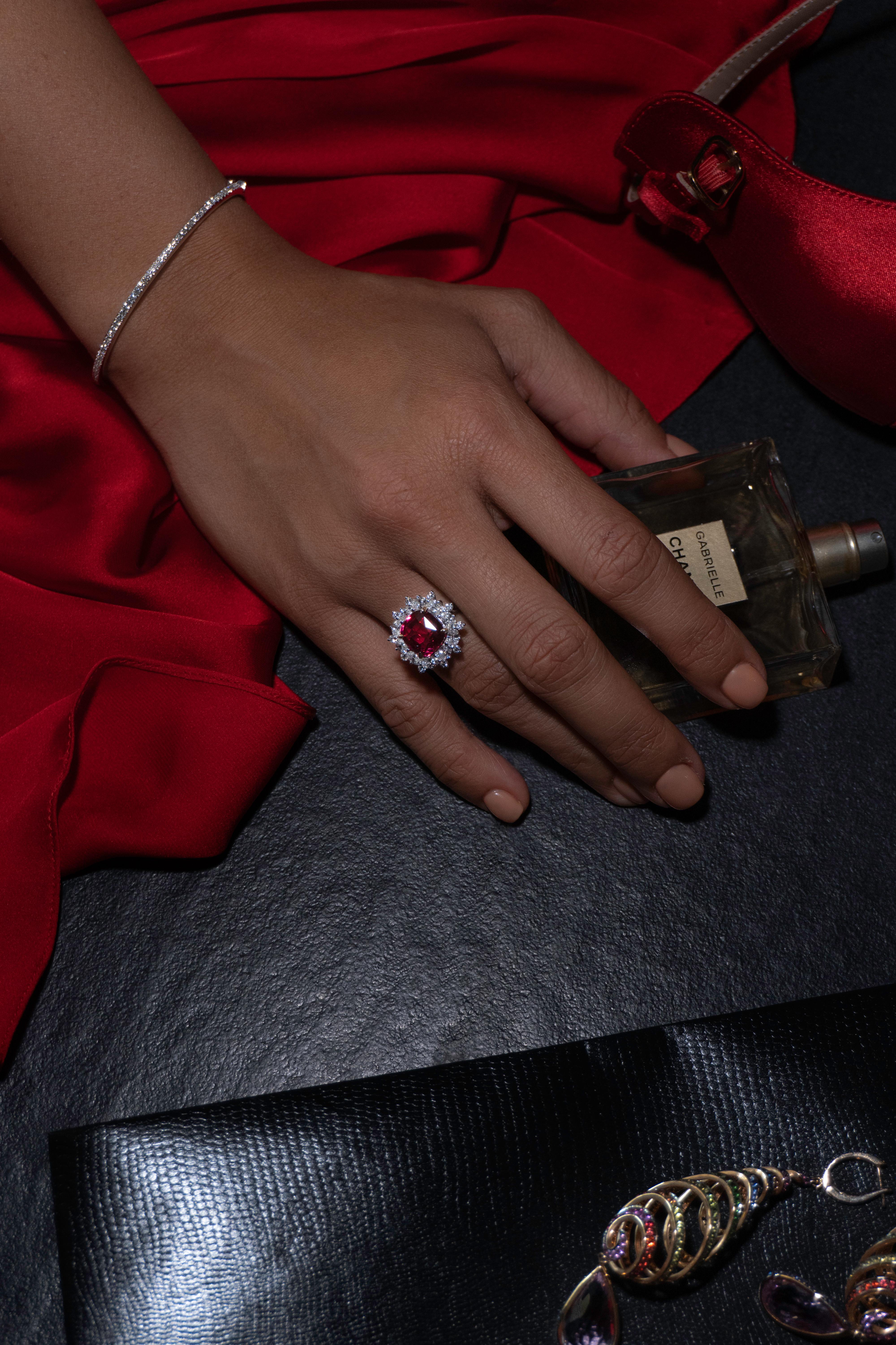 Ring aus 18 Karat Weißgold mit 6,013 Karat rotem Mehenge-Spinell und Diamant im Zustand „Neu“ im Angebot in Bangkok, TH
