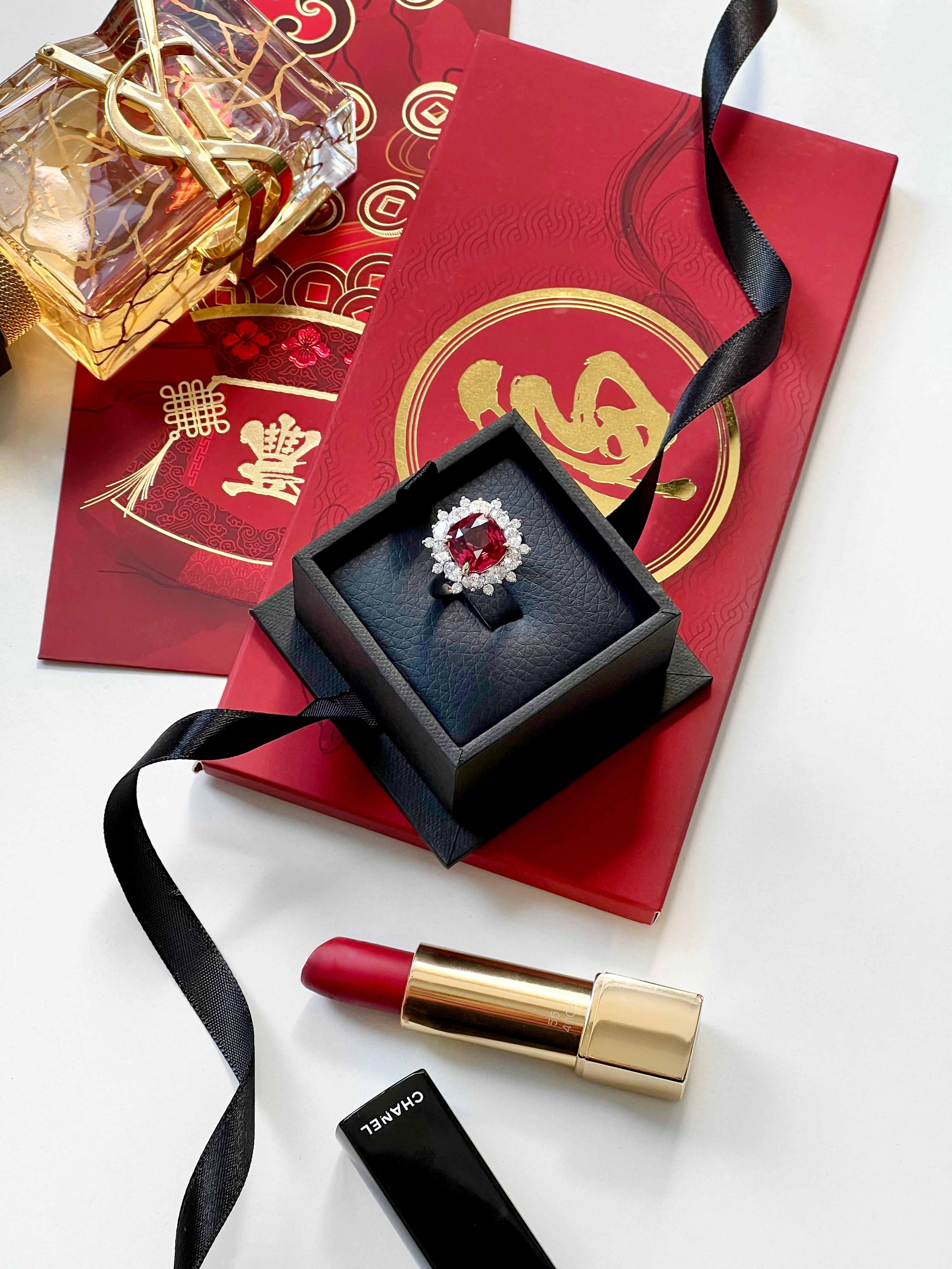 Ring aus 18 Karat Weißgold mit 6,013 Karat rotem Mehenge-Spinell und Diamant Damen im Angebot