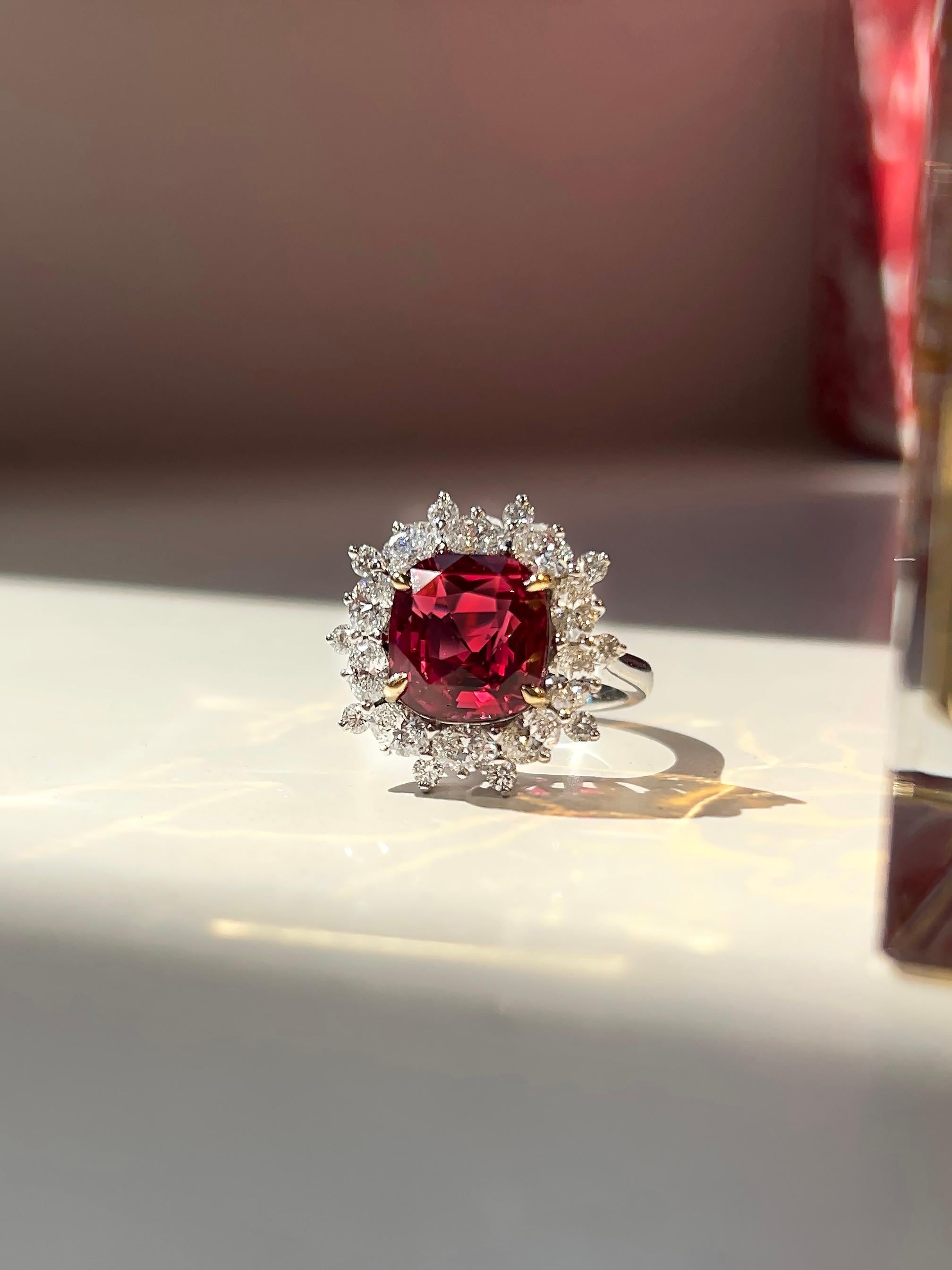 Ring aus 18 Karat Weißgold mit 6,013 Karat rotem Mehenge-Spinell und Diamant im Angebot 2