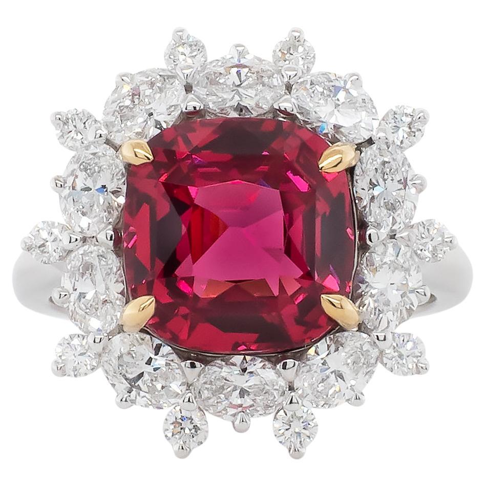 Ring aus 18 Karat Weißgold mit 6,013 Karat rotem Mehenge-Spinell und Diamant
