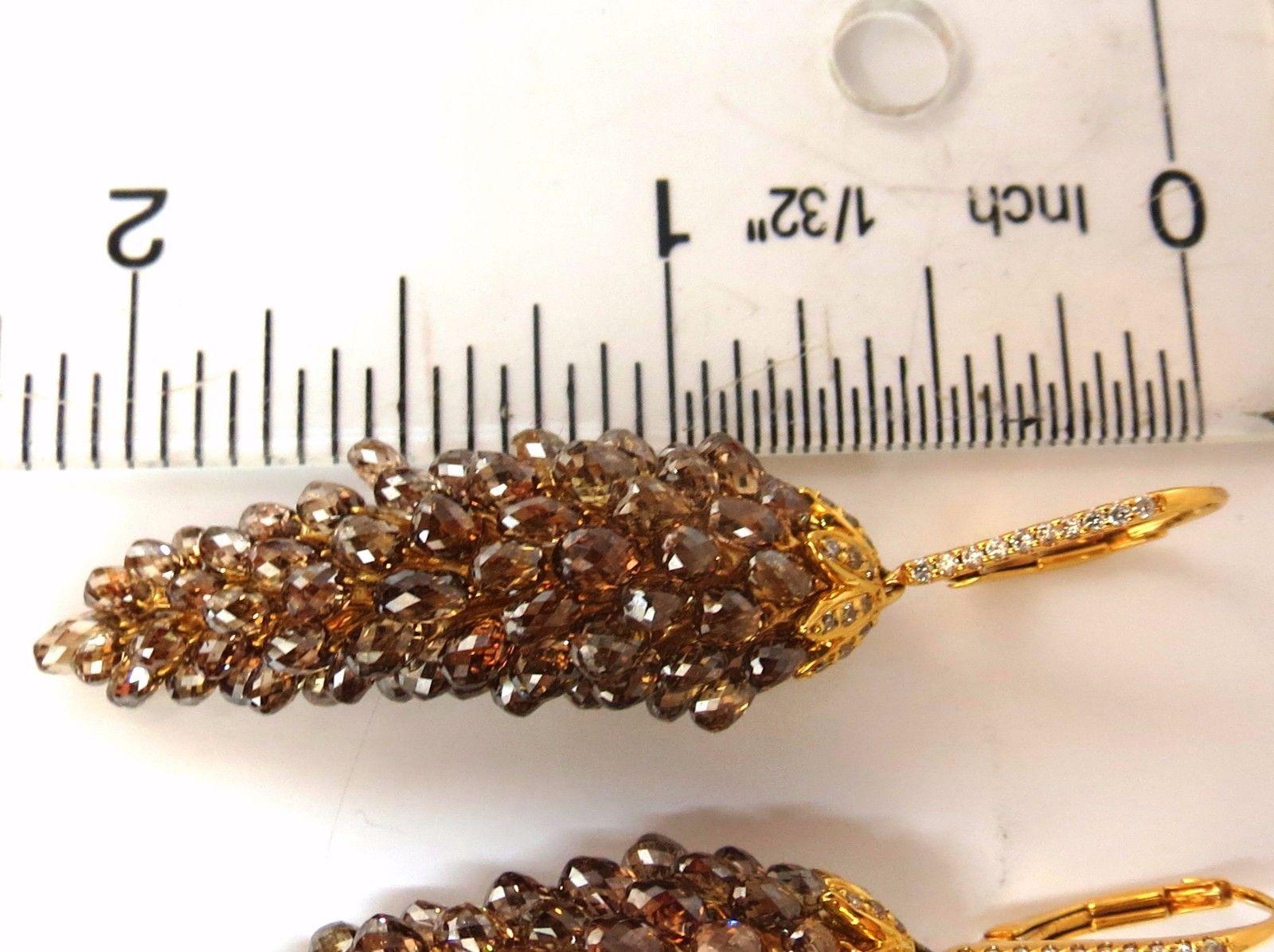 Pendants d'oreilles en vigne 18 carats avec diamants briolette de couleur naturelle 60,15 carats de couleur fantaisie en vente 2