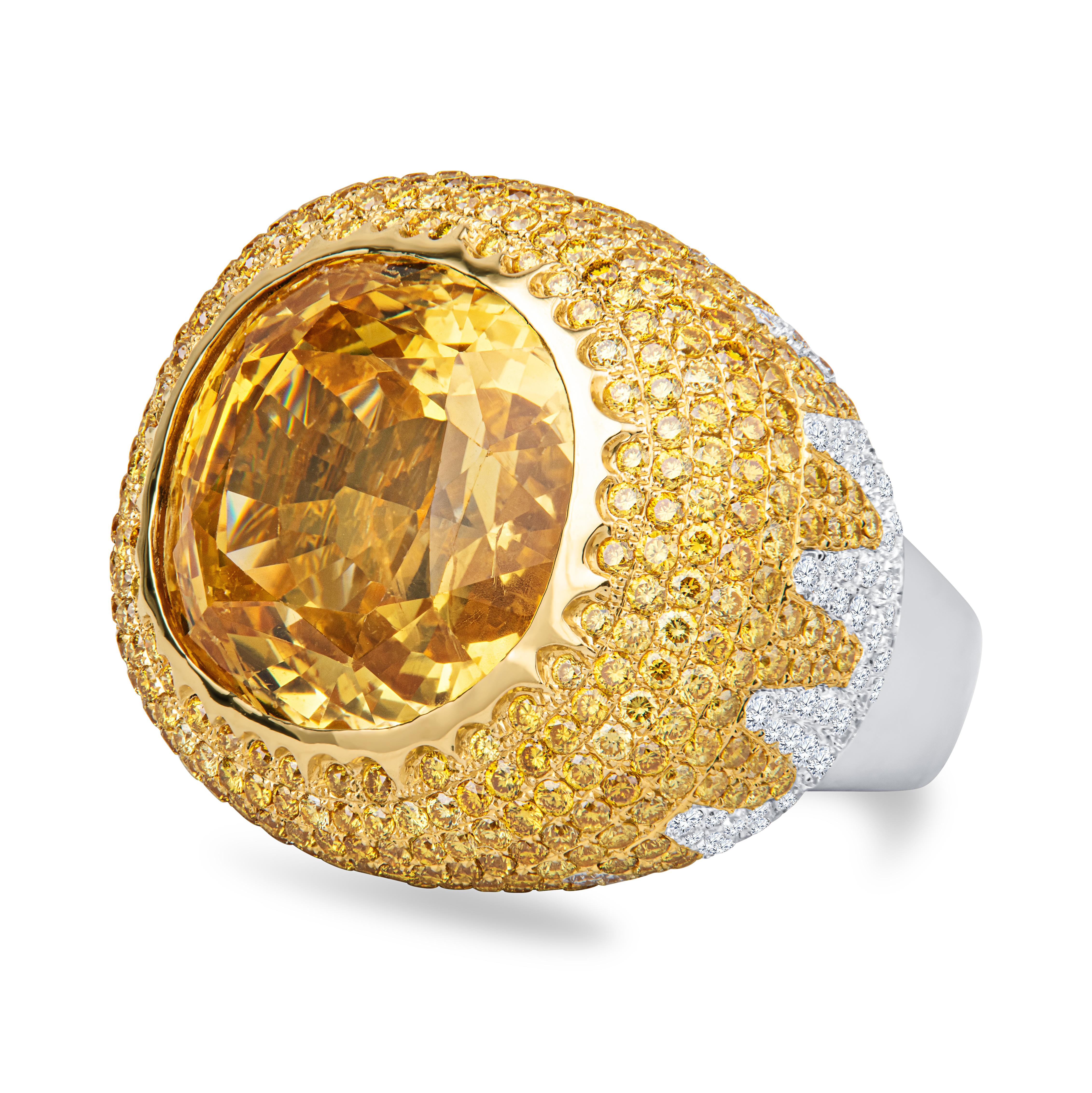 Dieser preisgekrönte, atemberaubende Ring ist mit einem 60,15ct natürlichen, nicht erhitzten, oval geschliffenen, gelben Saphir aus Sri Lanka (Ceylon) (AGL CS 84674) besetzt. Der Saphir ist ein reines Gelb mit lebhafter Sättigung und exquisitem