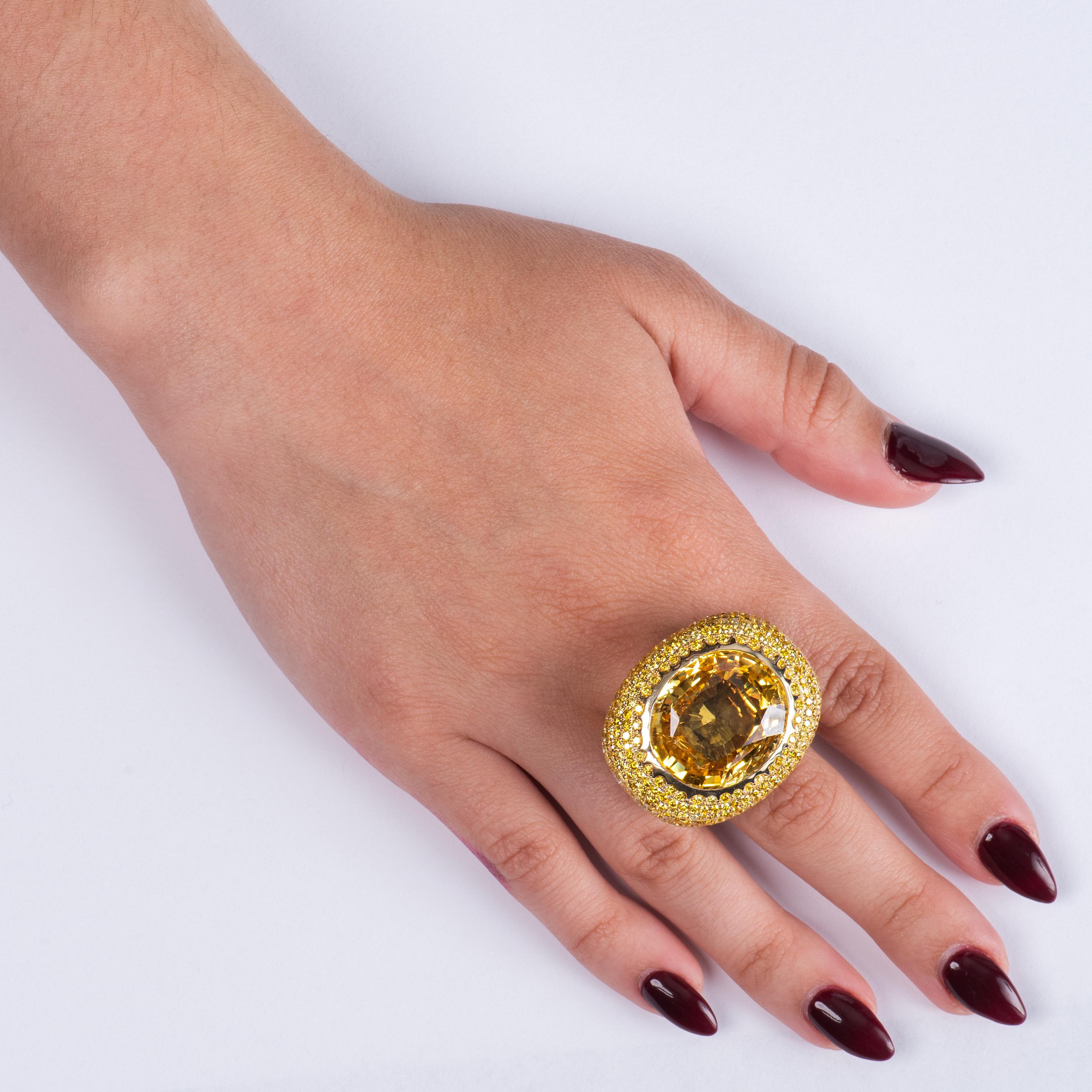 60,15ct gelber Saphir mit 6,12ctw gelben Diamanten und 3,34ctw weißen Diamanten Ring im Zustand „Neu“ im Angebot in Houston, TX