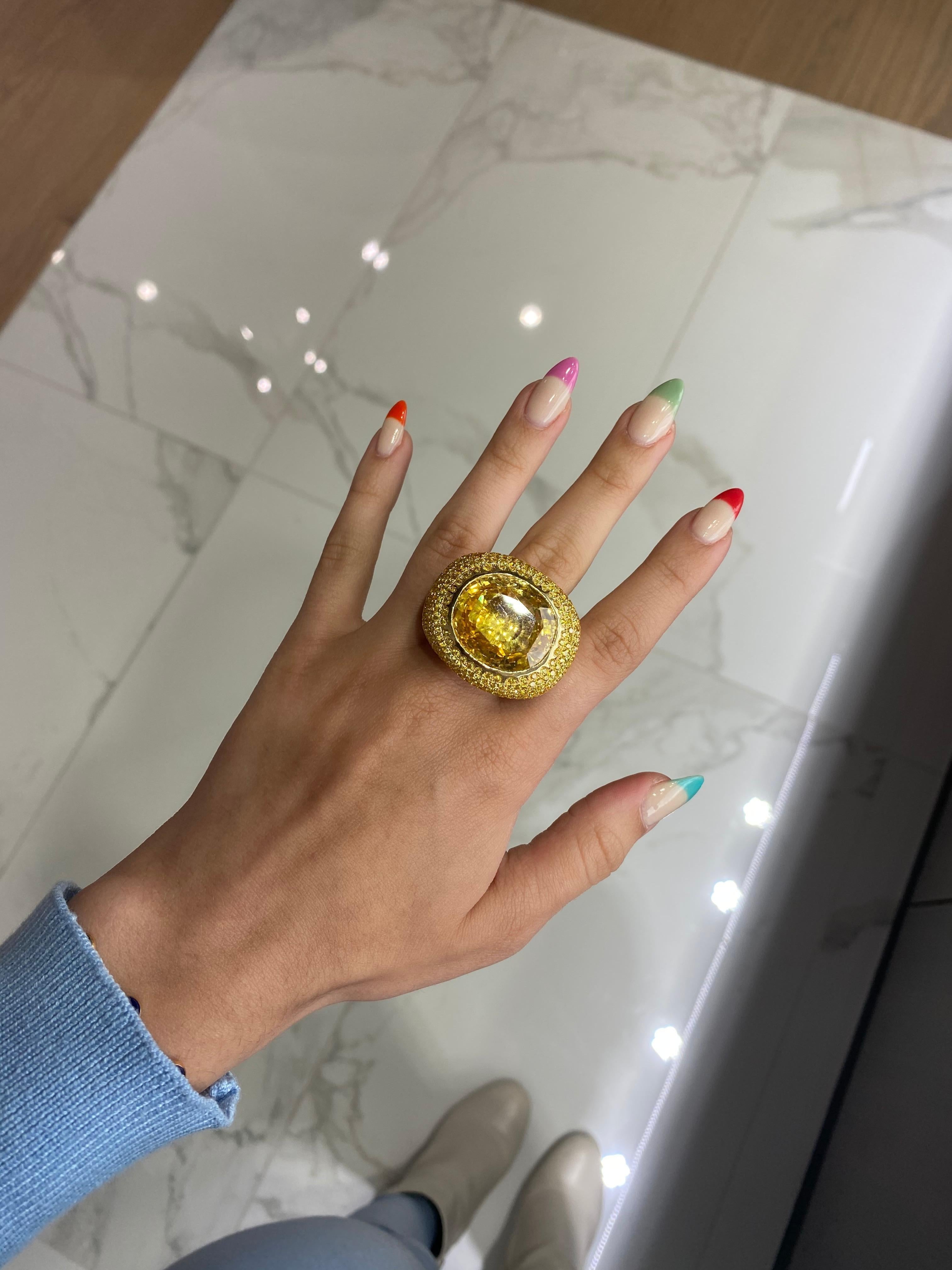 60,15ct gelber Saphir mit 6,12ctw gelben Diamanten und 3,34ctw weißen Diamanten Ring für Damen oder Herren im Angebot