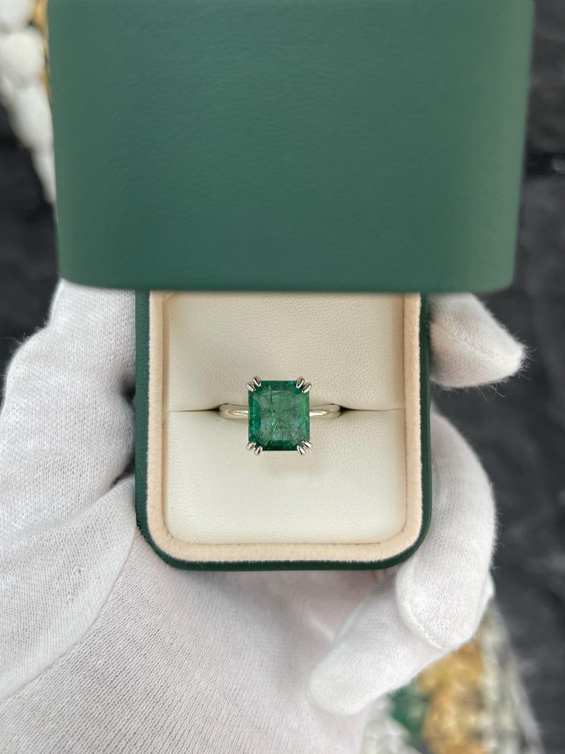 Artisan Bague solitaire de style élégant 6.01ct vert bleuté avec taille d'émeraude en vente