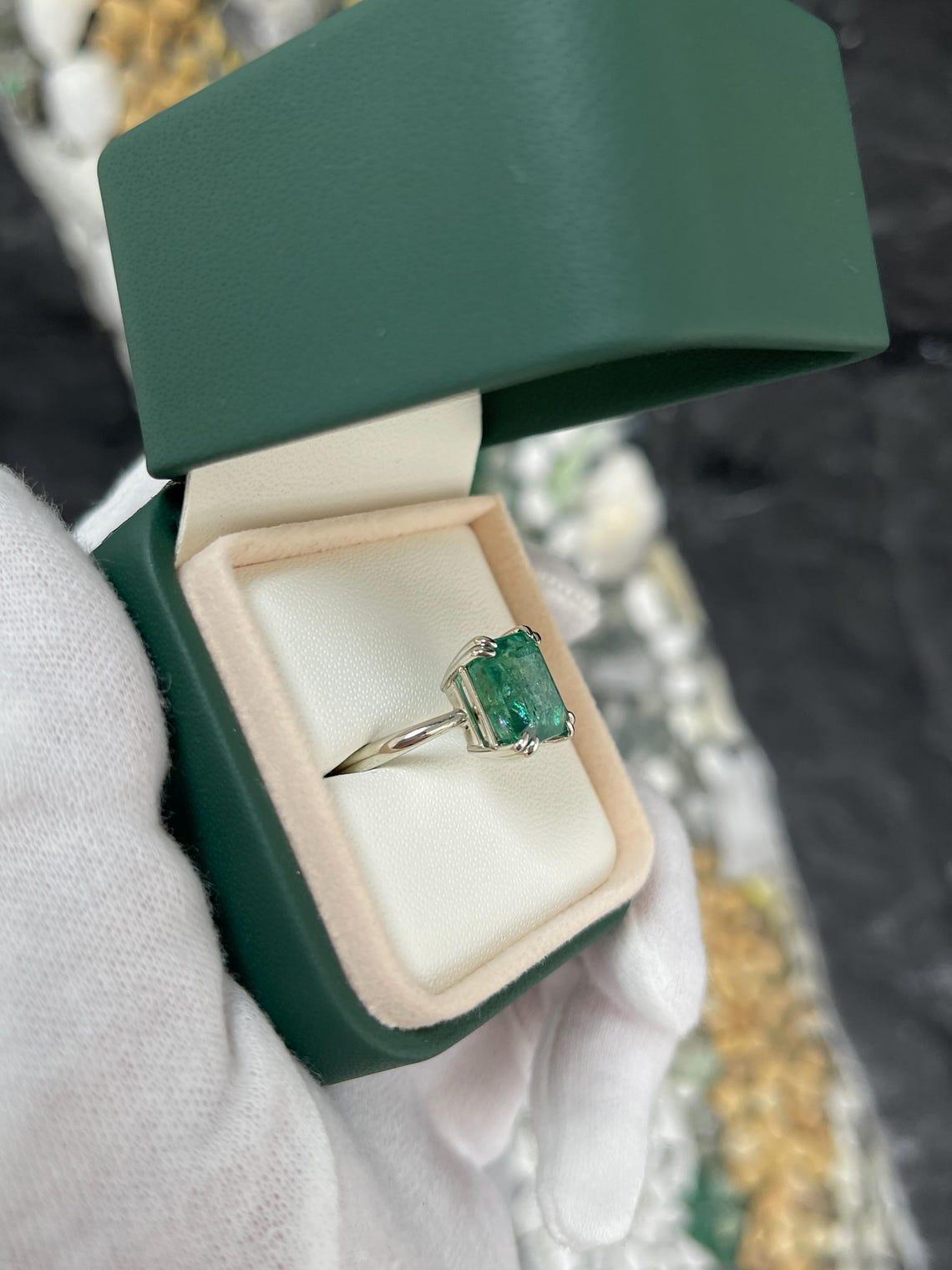 Taille émeraude Bague solitaire de style élégant 6.01ct vert bleuté avec taille d'émeraude en vente