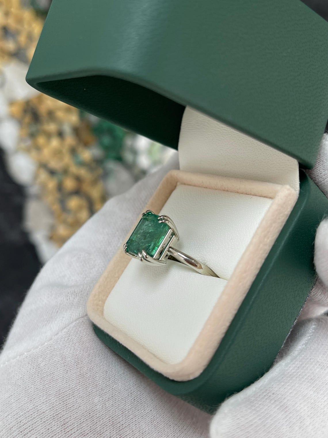 Bague solitaire de style élégant 6.01ct vert bleuté avec taille d'émeraude Neuf - En vente à Jupiter, FL