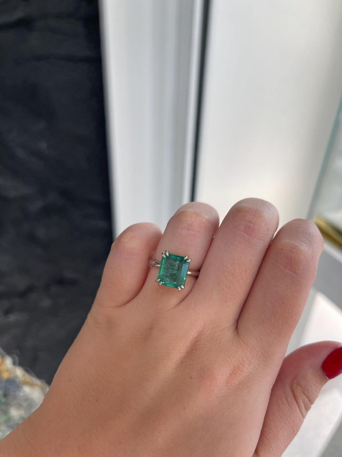 Bague solitaire de style élégant 6.01ct vert bleuté avec taille d'émeraude en vente 1