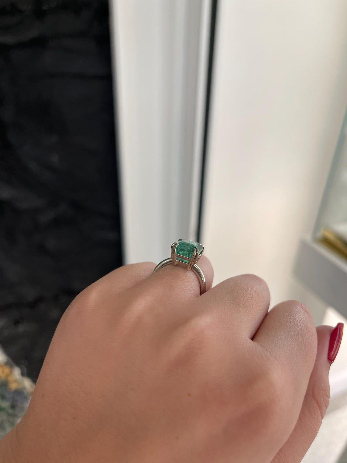 Bague solitaire de style élégant 6.01ct vert bleuté avec taille d'émeraude en vente 2