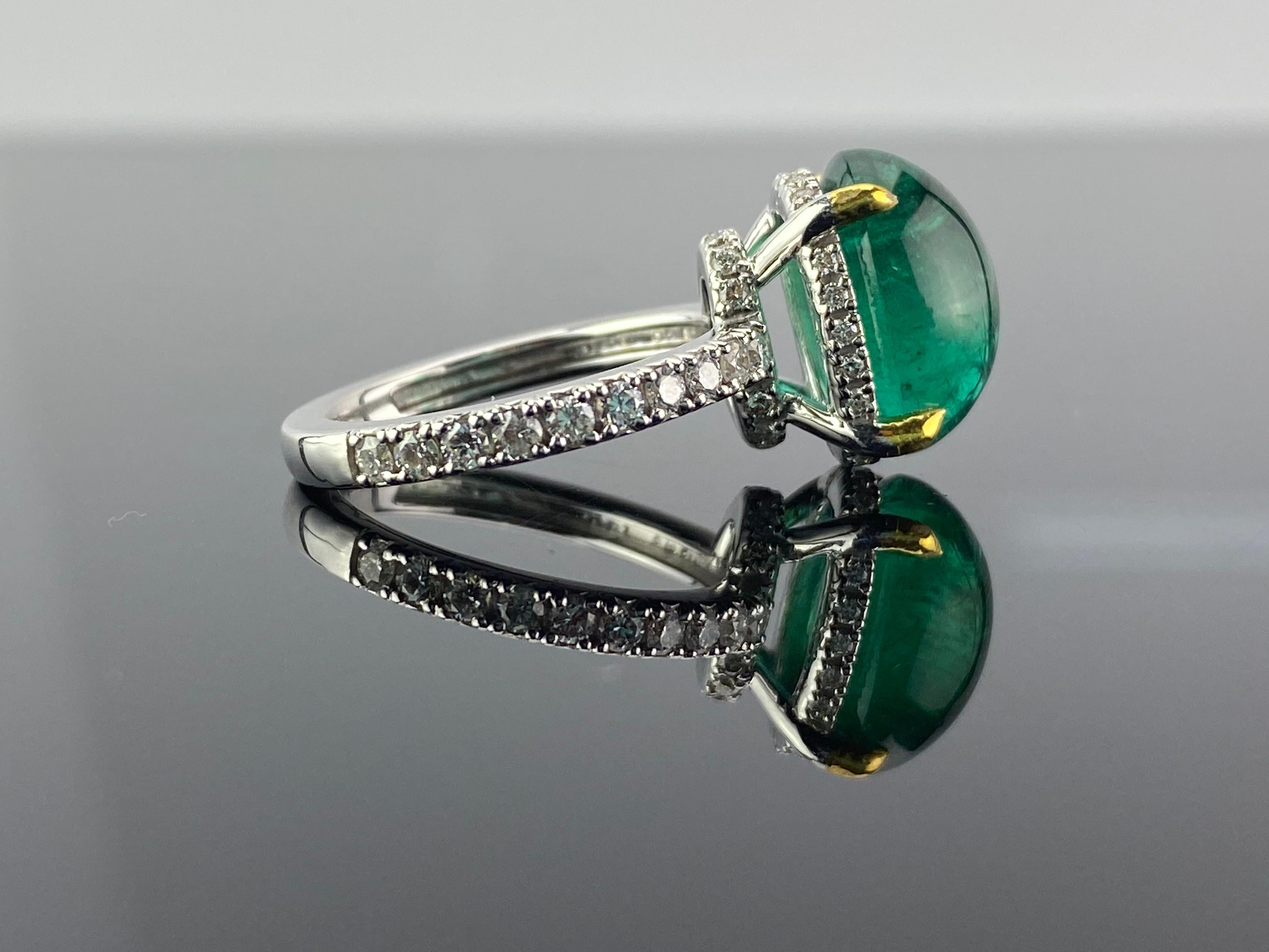 Ein schlichter und eleganter Verlobungsring mit 6,02 Karat Cabochon-Smaragd aus Sambia und 0,75 Karat weißem Diamant. Der Smaragd ist transparent und weist nur wenige natürliche Einschlüsse auf. Der Schliff des Steins ist ausgezeichnet, der Stein