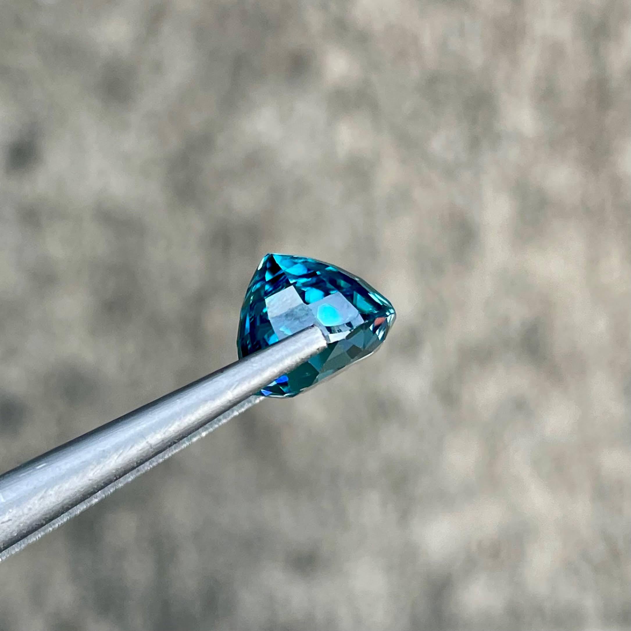 Taglio ovale 6,02 carati di zircone blu Tiffany Pietra cambogiana dal taglio ovale in vendita